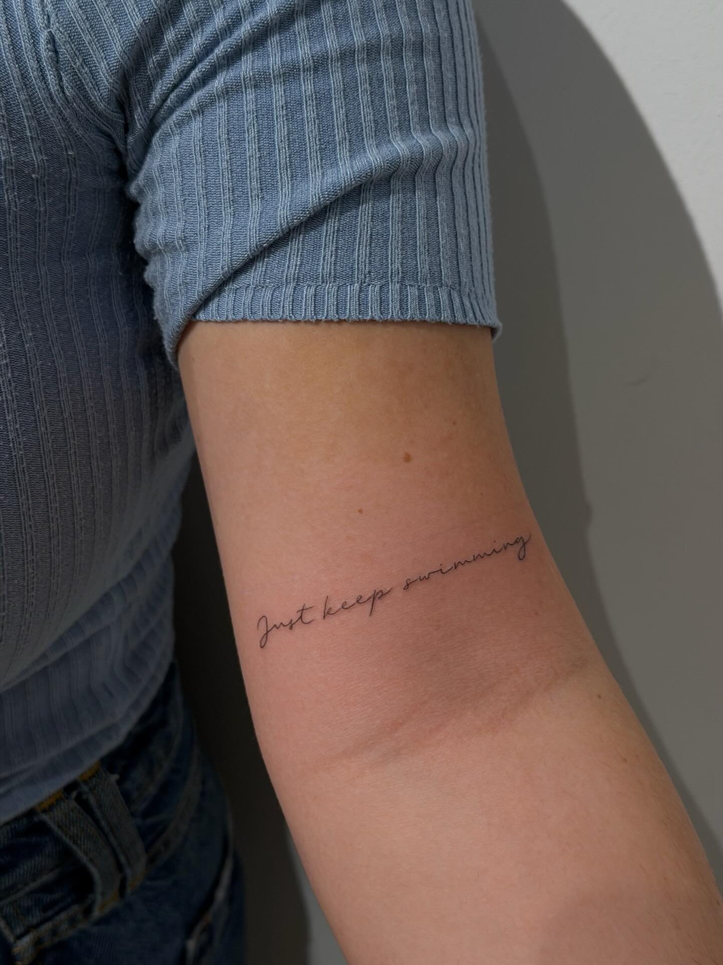 Tatuaje de frase en antebrazo, línea fina Sinkply Madrid