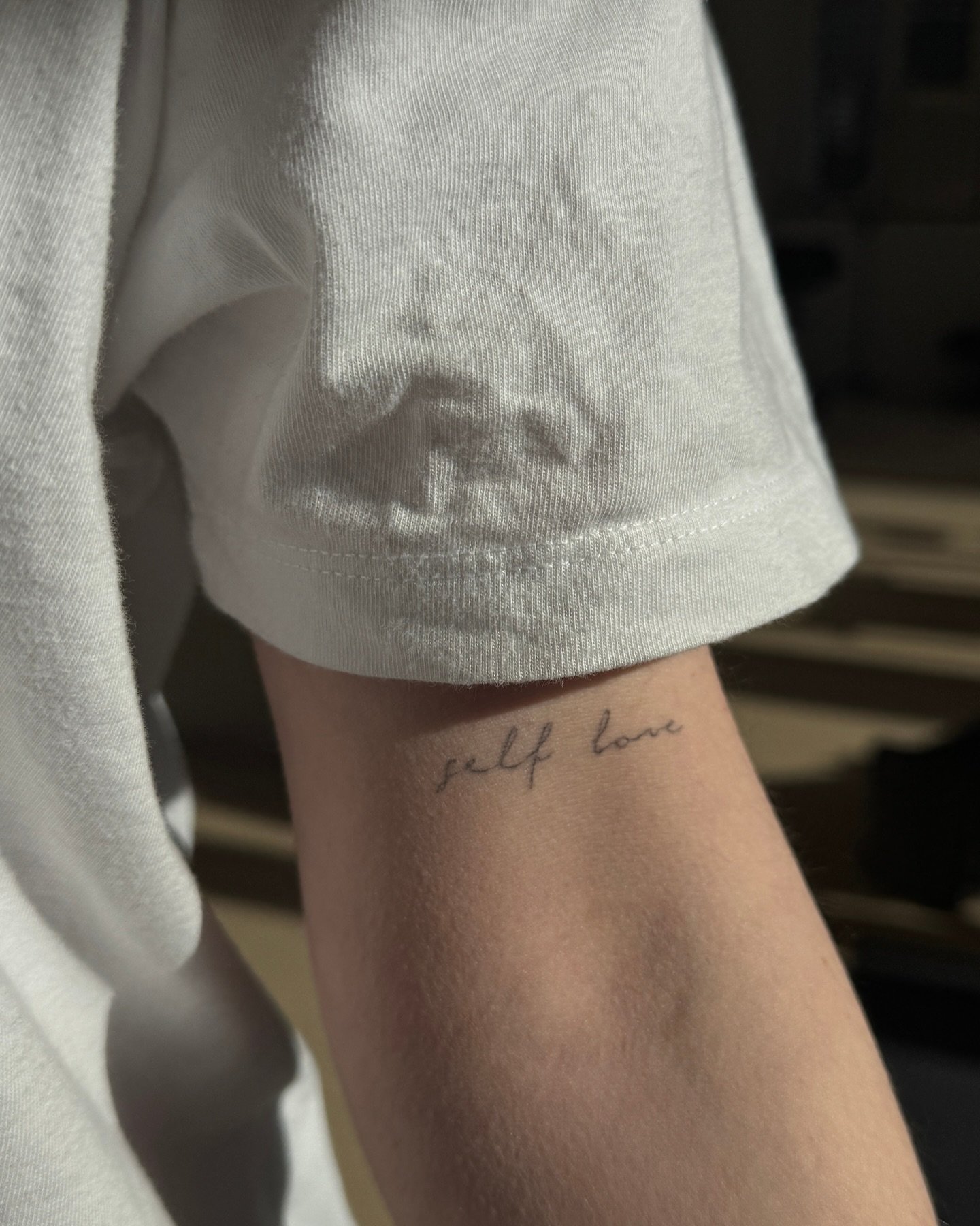 Tatuaje de frase en antebrazo, línea fina Sinkply Madrid