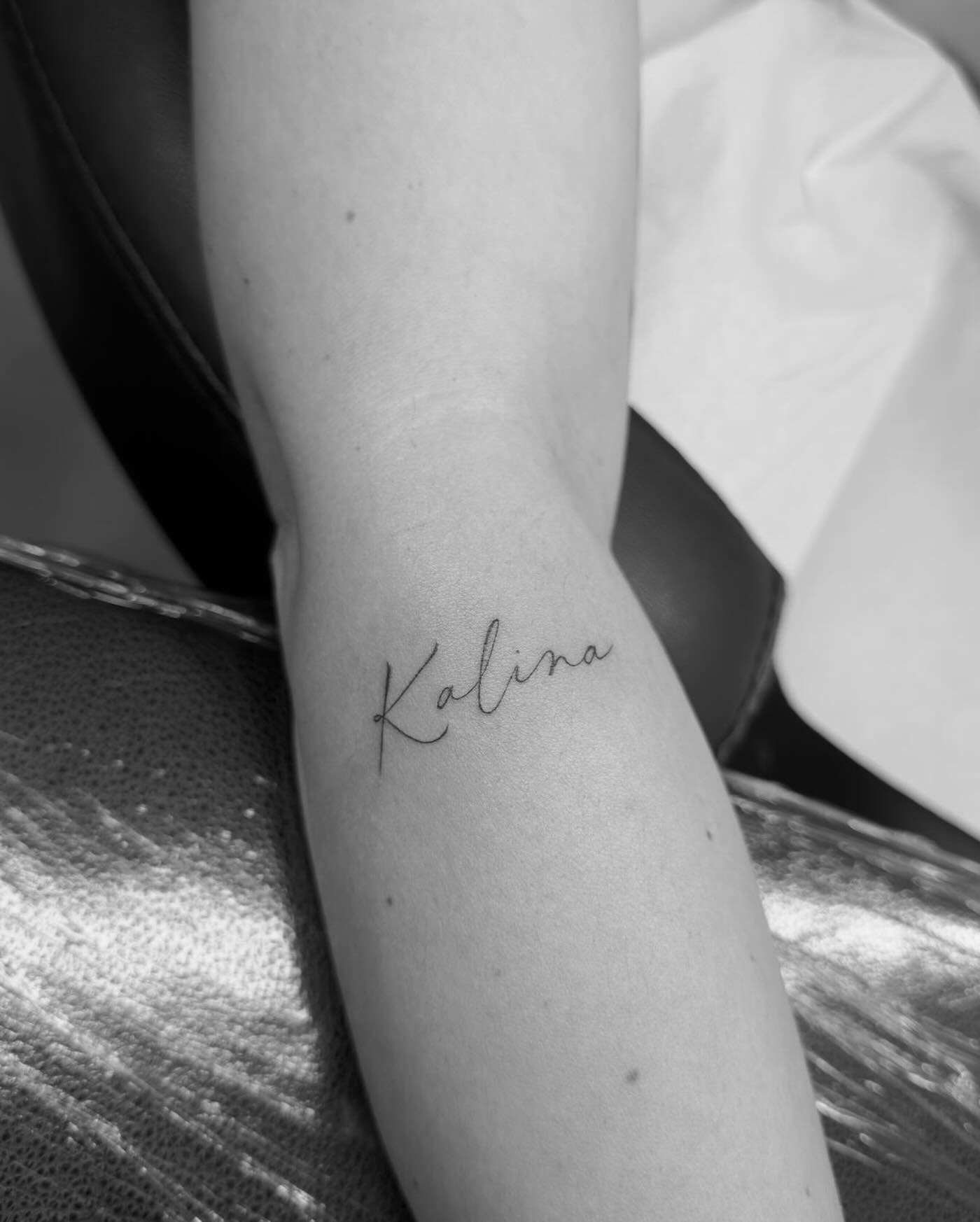 Tatuaje de frase en antebrazo, línea fina Sinkply Madrid