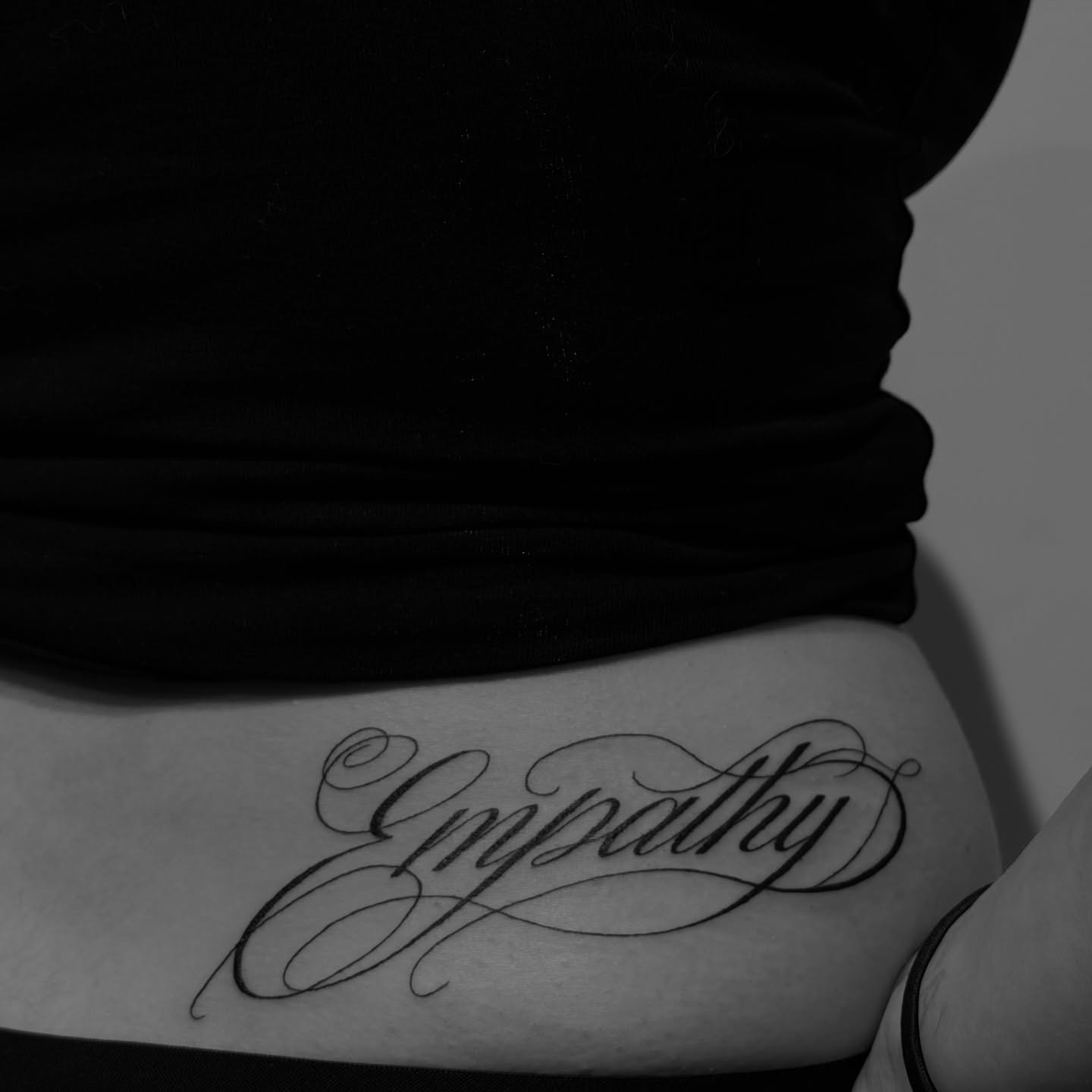 Tatuaje de frase en antebrazo, línea fina Sinkply Madrid
