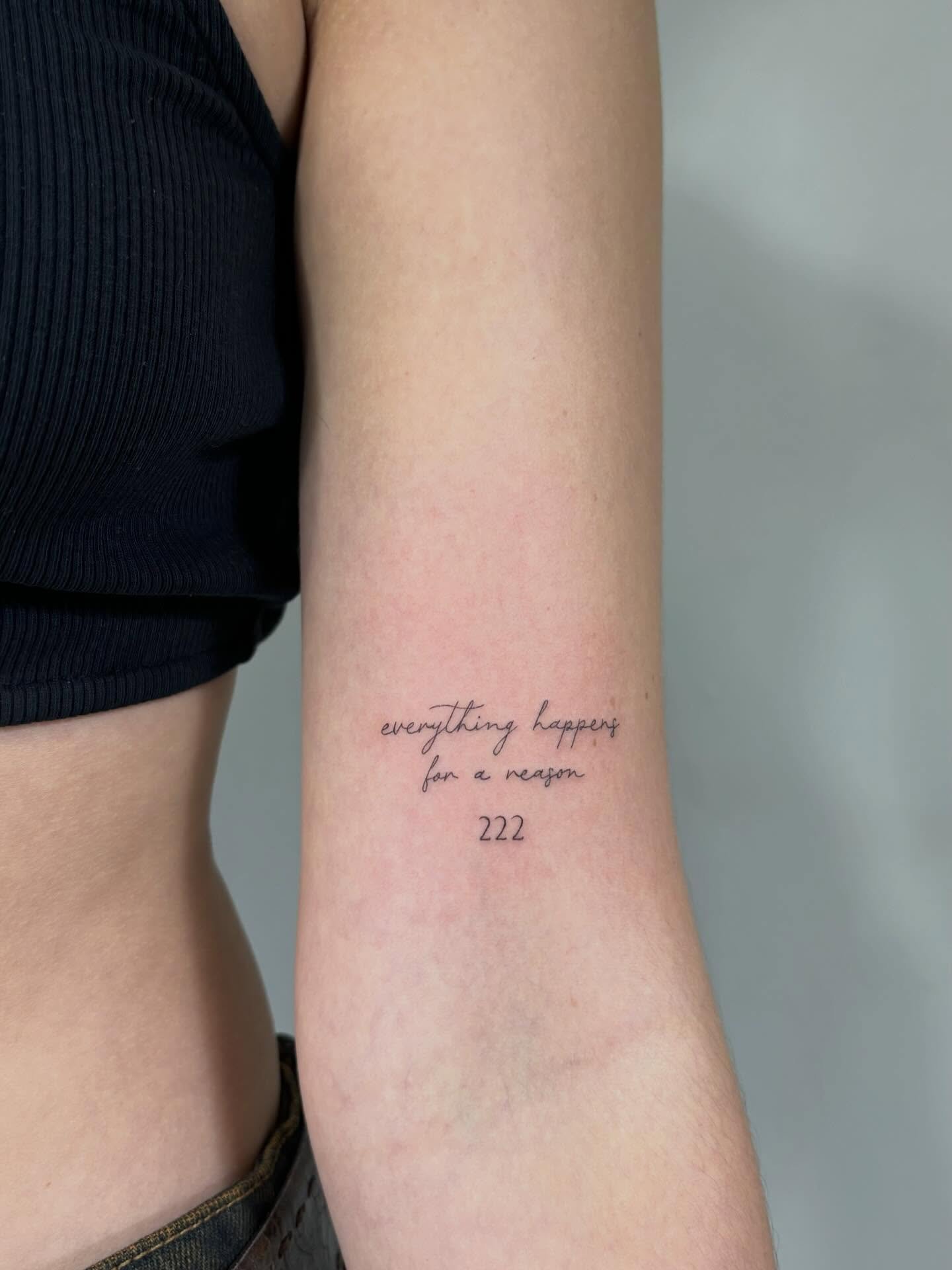 Tatuaje de frase en antebrazo, línea fina Sinkply Madrid