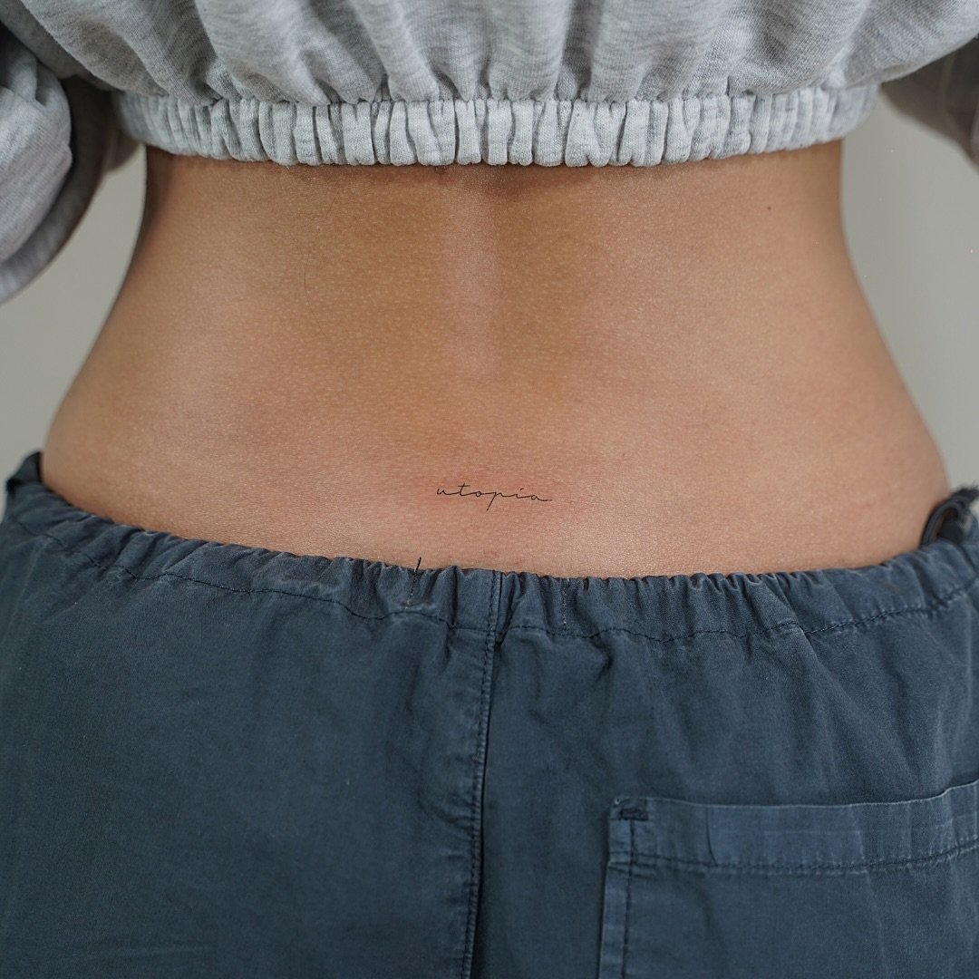 Tatuaje de frase en antebrazo, línea fina Sinkply Madrid