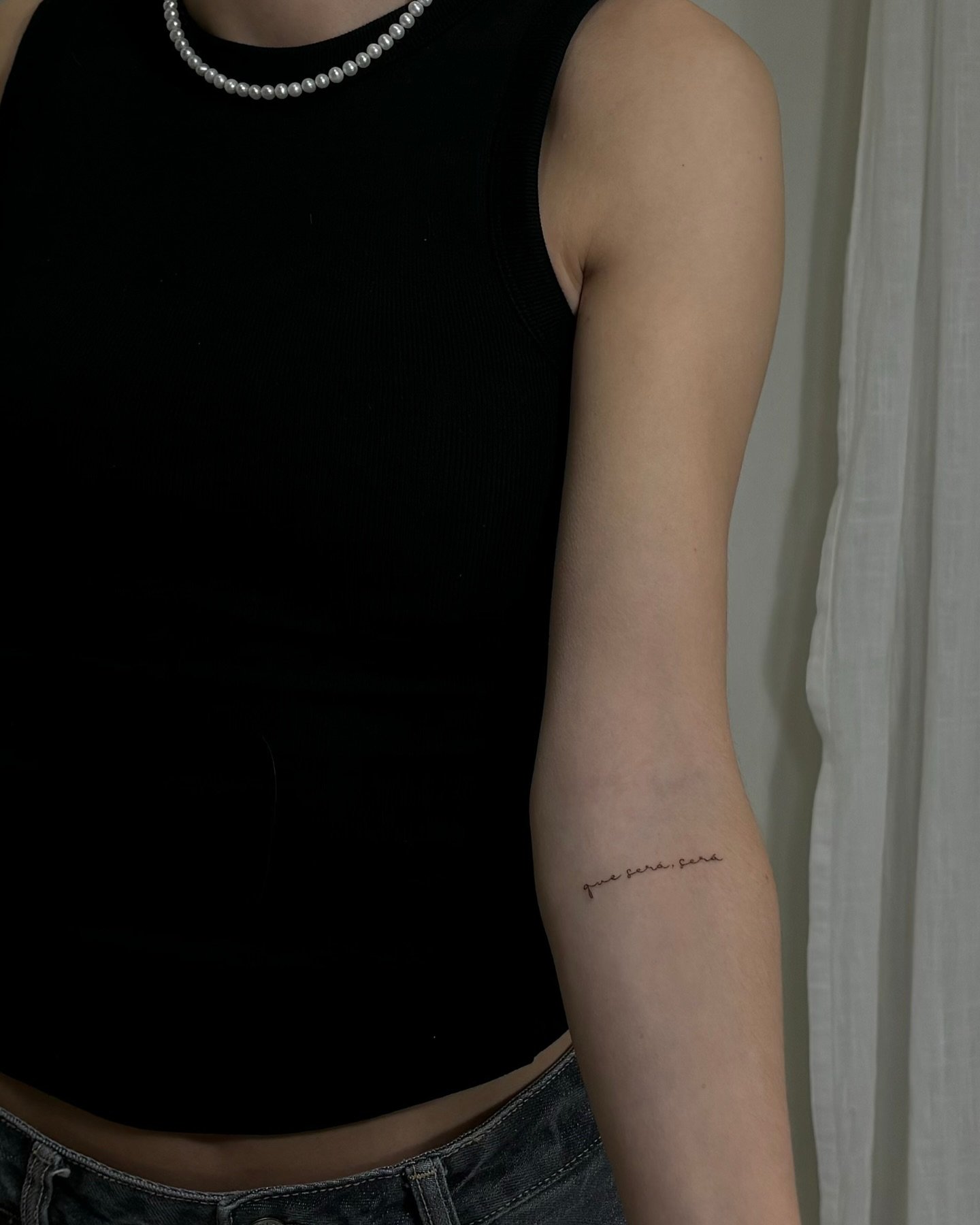Tatuaje de frase en antebrazo, línea fina Sinkply Madrid