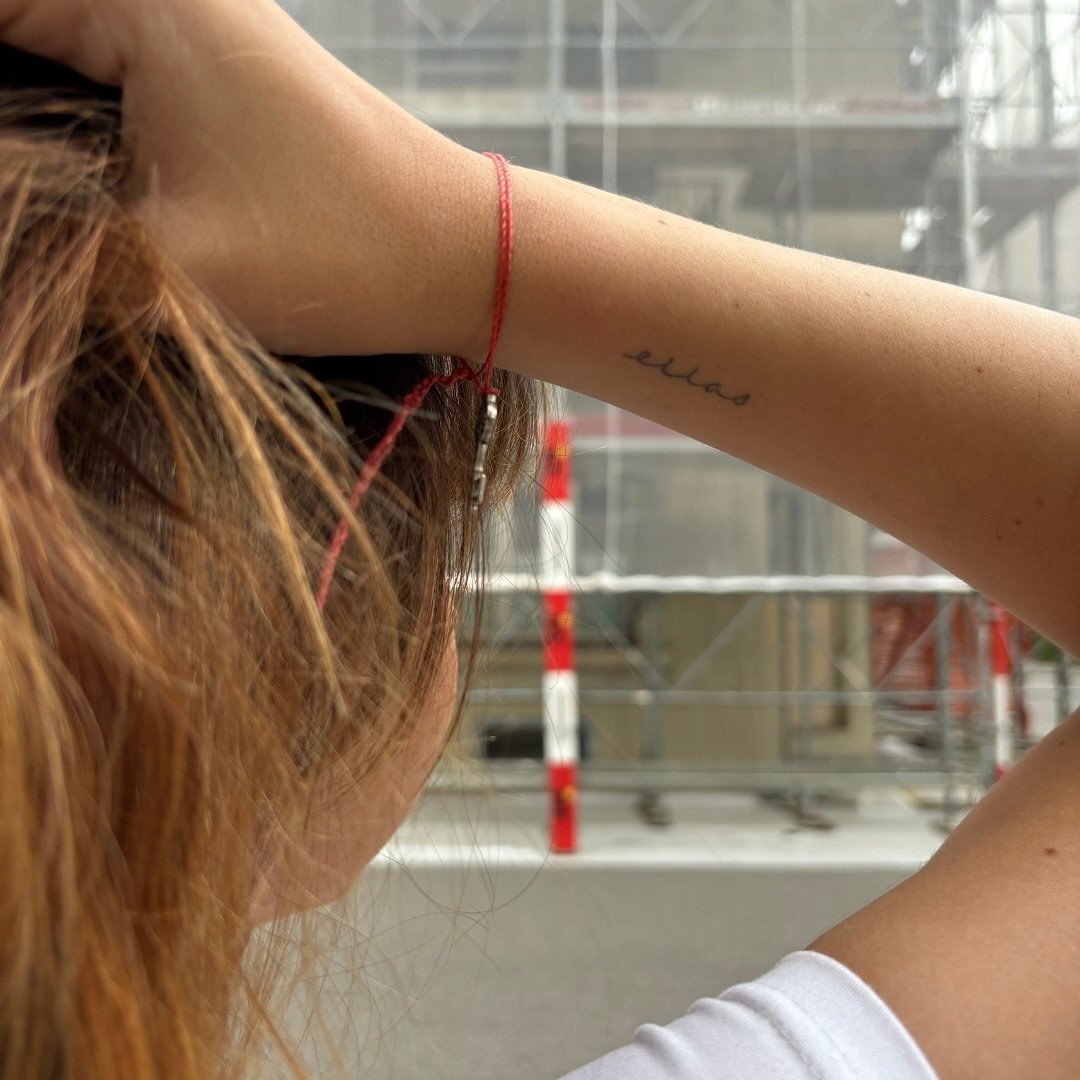 Tatuaje de frase en antebrazo, línea fina Sinkply Madrid