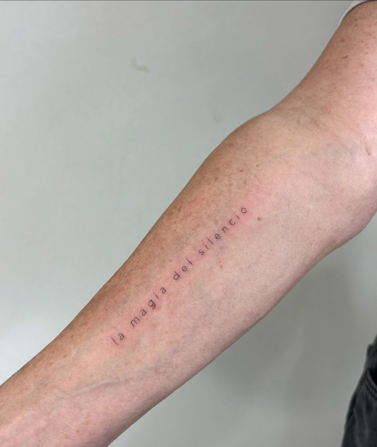 Tatuaje de frase en antebrazo, línea fina Sinkply Madrid