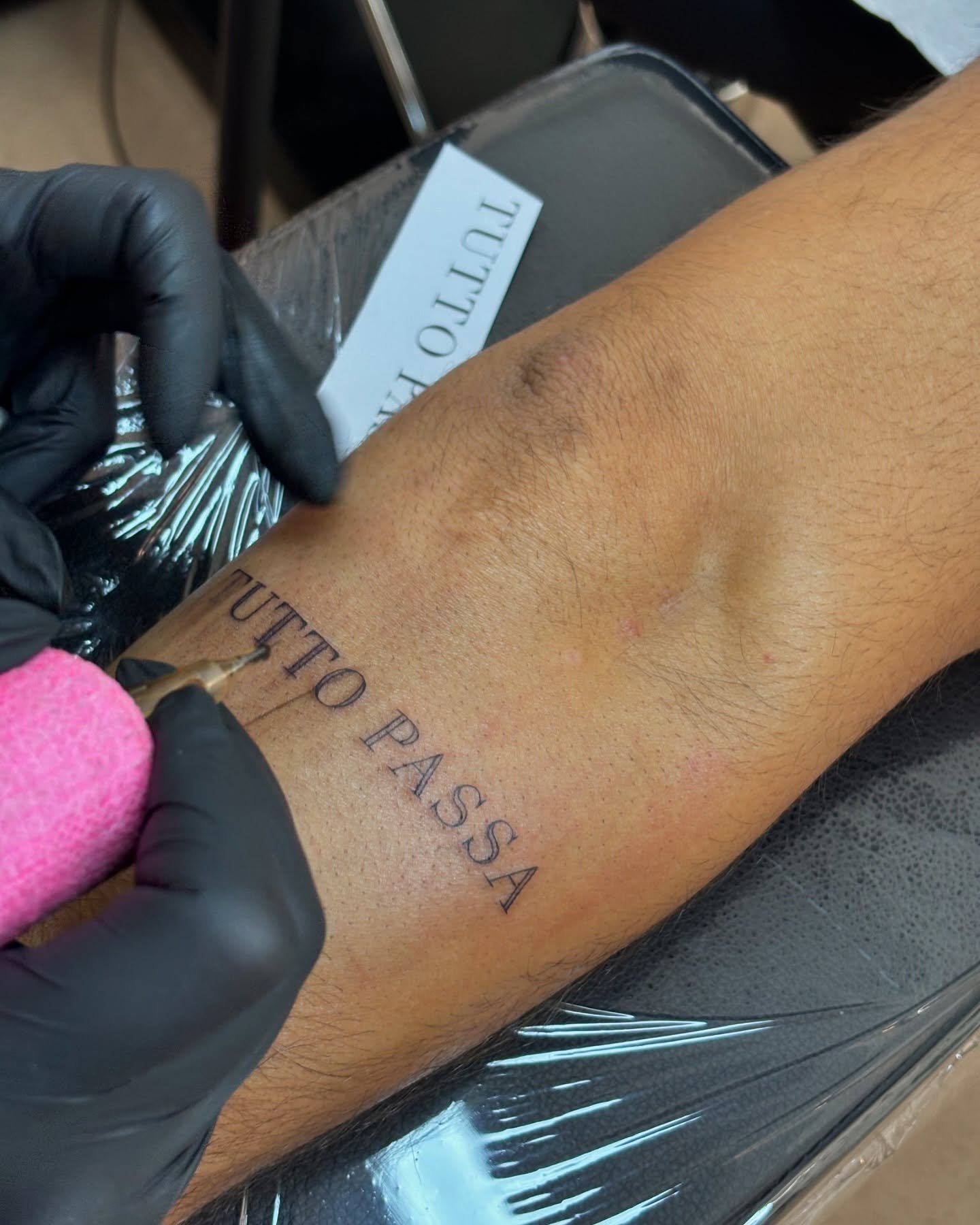 Tatuaje de frase en antebrazo, línea fina Sinkply Madrid