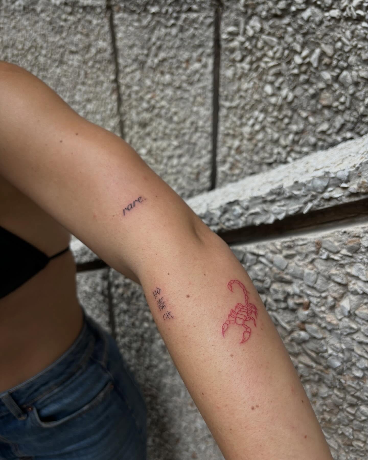 Tatuaje de frase en antebrazo, línea fina Sinkply Madrid