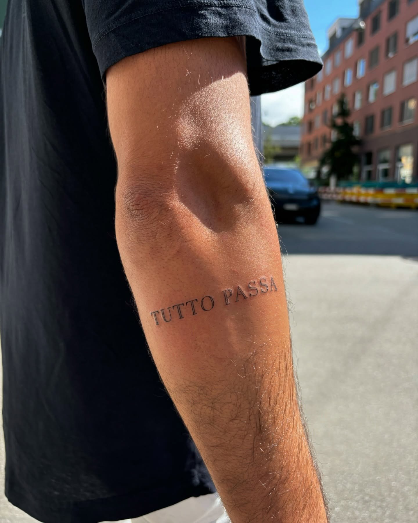 Tatuaje de frase en antebrazo, línea fina Sinkply Madrid