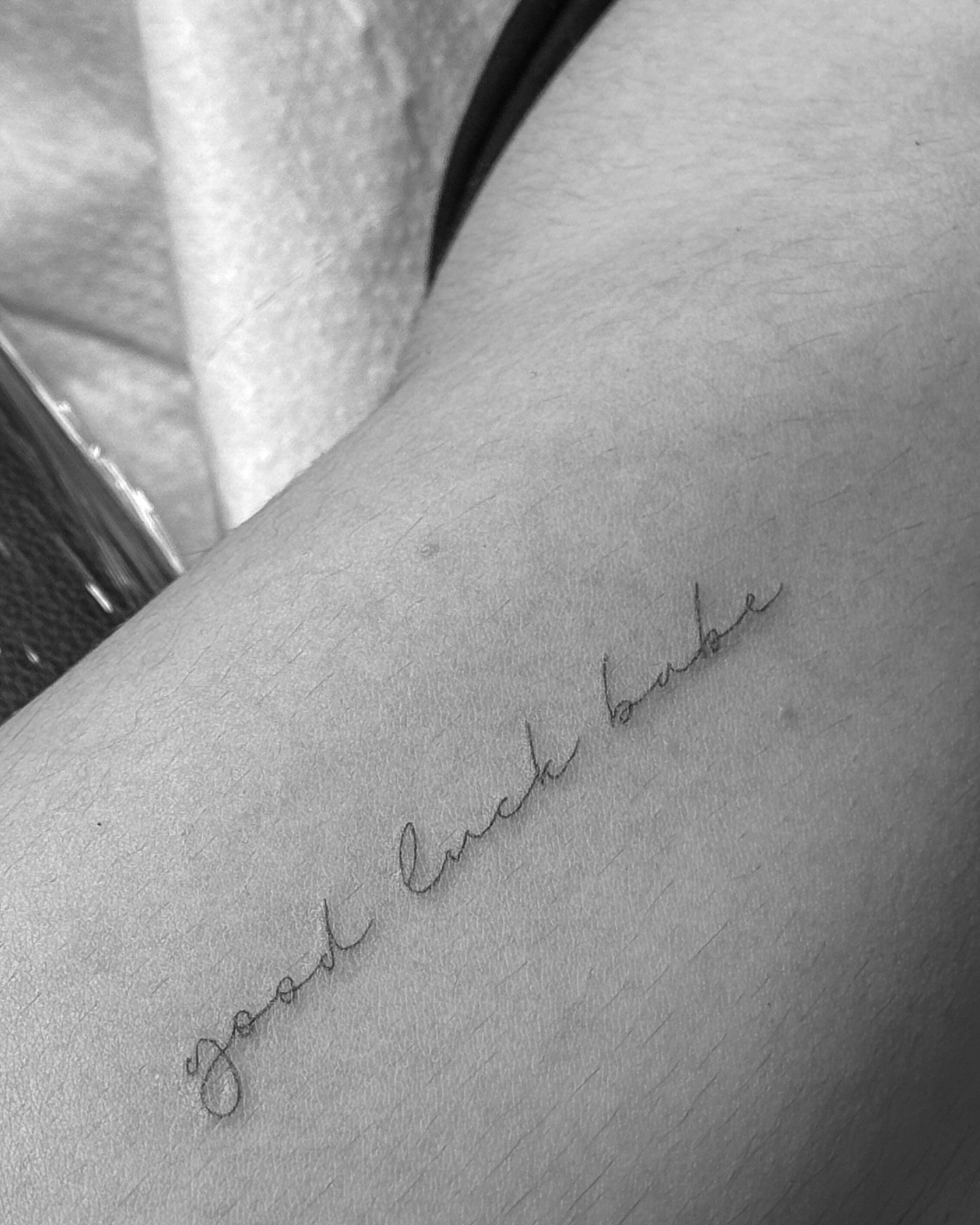 Tatuaje de frase en antebrazo, línea fina Sinkply Madrid