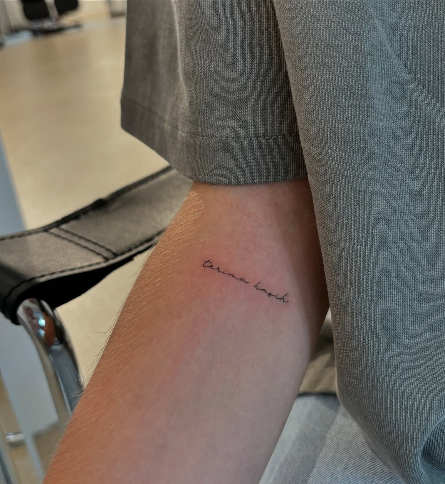 Tatuaje de frase en antebrazo, línea fina Sinkply Madrid