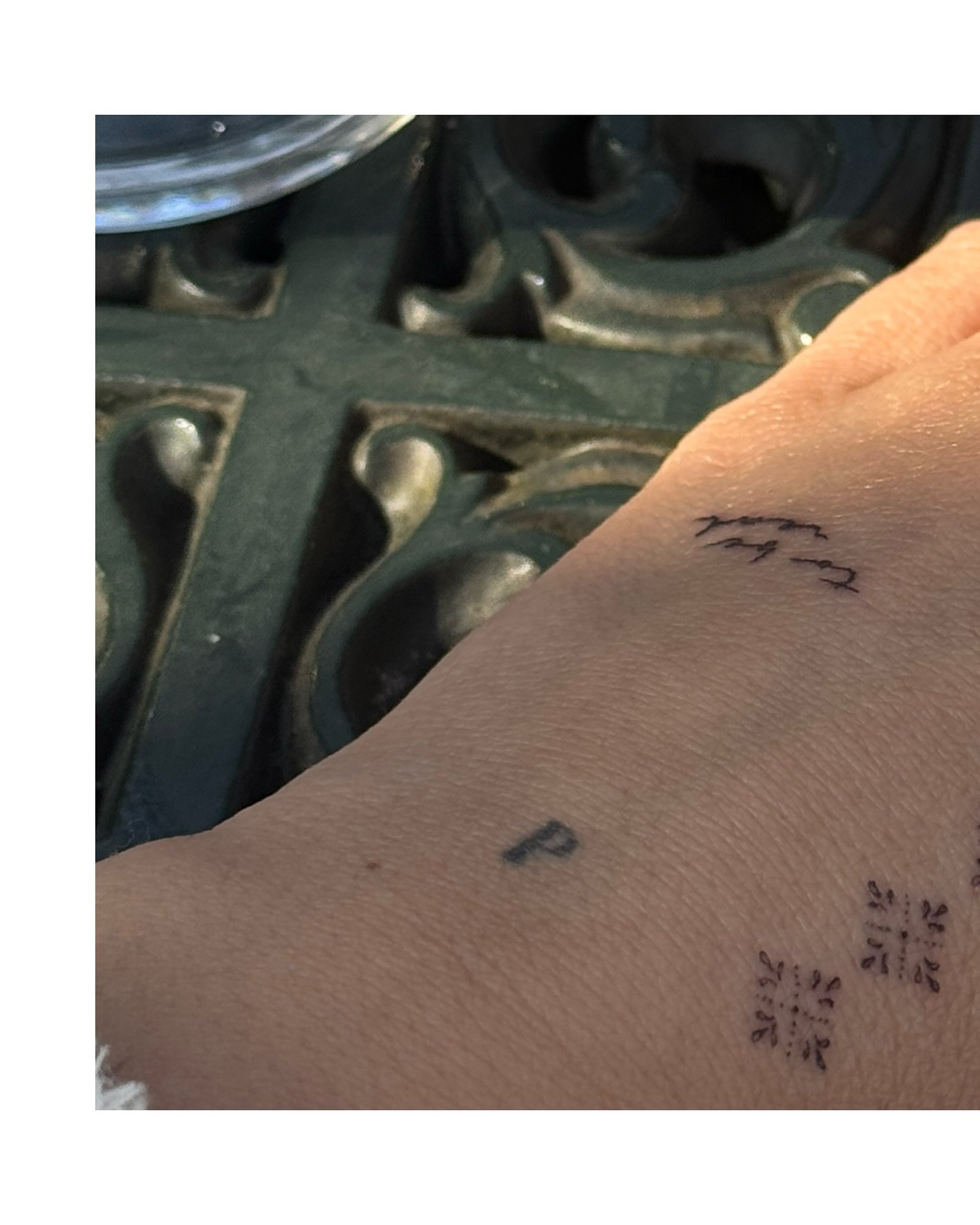 Tatuaje de frase en antebrazo, línea fina Sinkply Madrid
