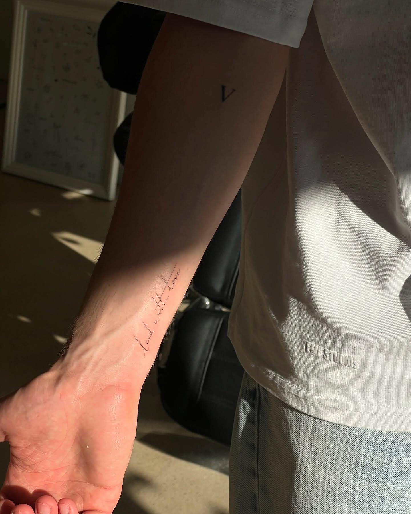 Tatuaje de frase en antebrazo, línea fina Sinkply Madrid