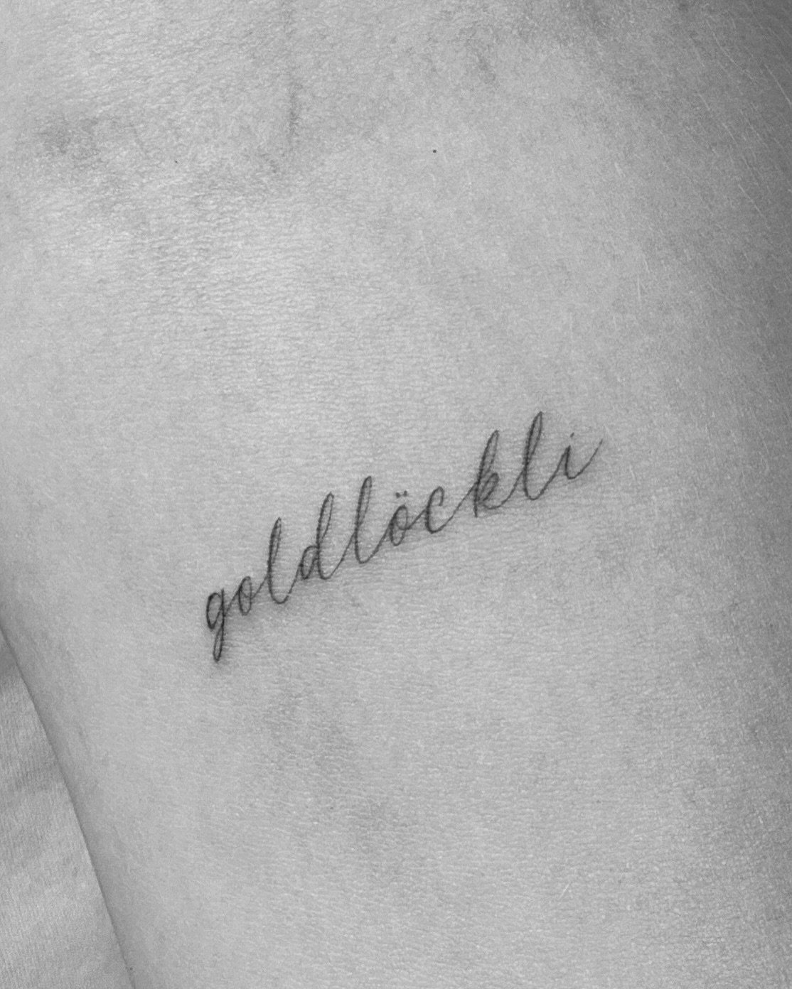 Tatuaje de frase en antebrazo, línea fina Sinkply Madrid