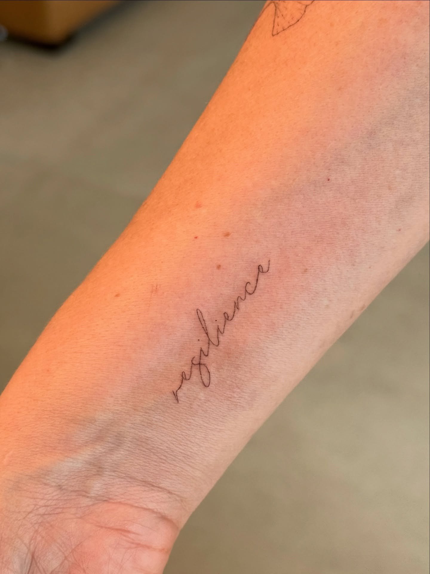 Tatuaje de frase en antebrazo, línea fina Sinkply Madrid