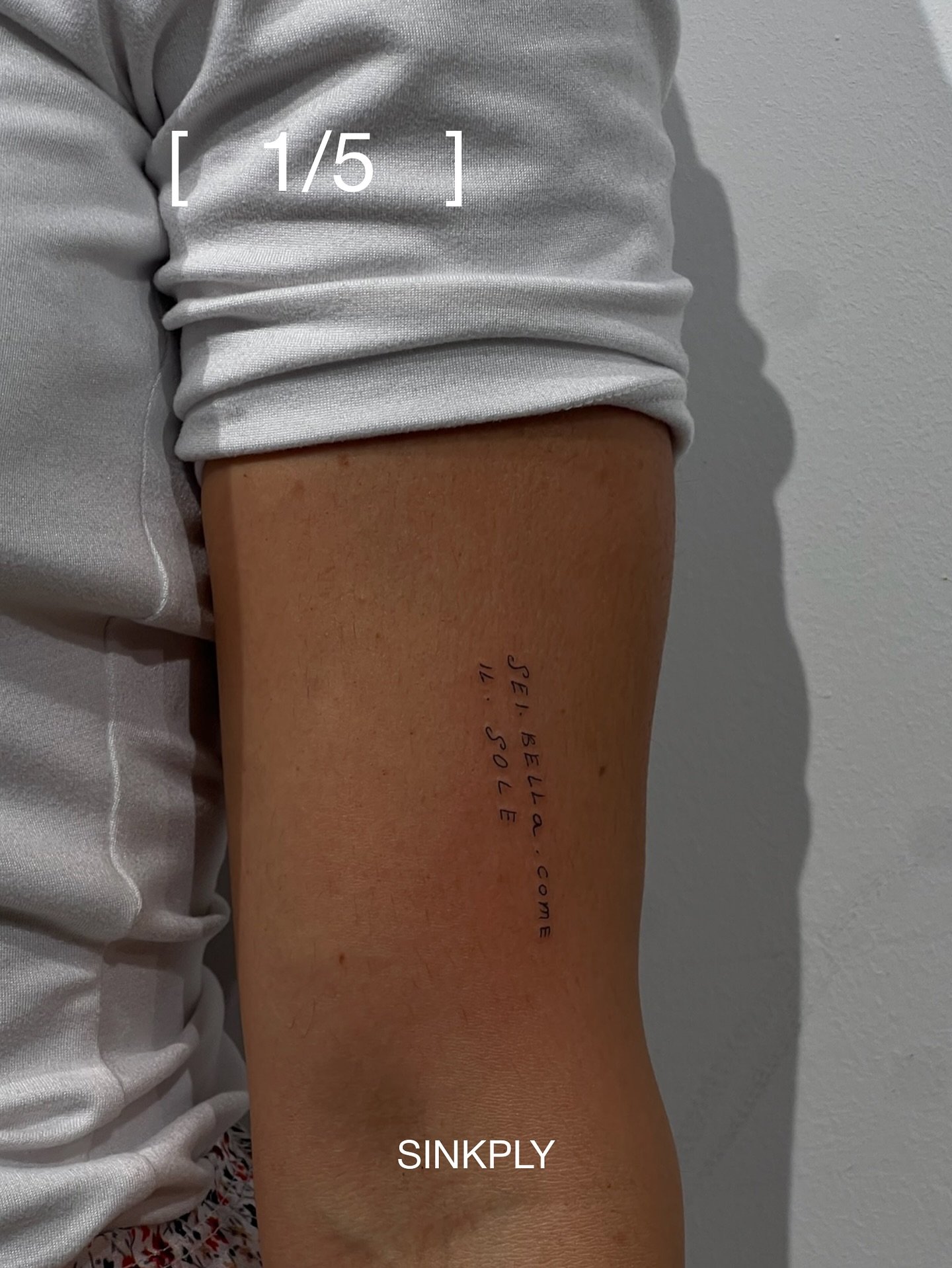 Tatuaje de frase en antebrazo, línea fina Sinkply Madrid