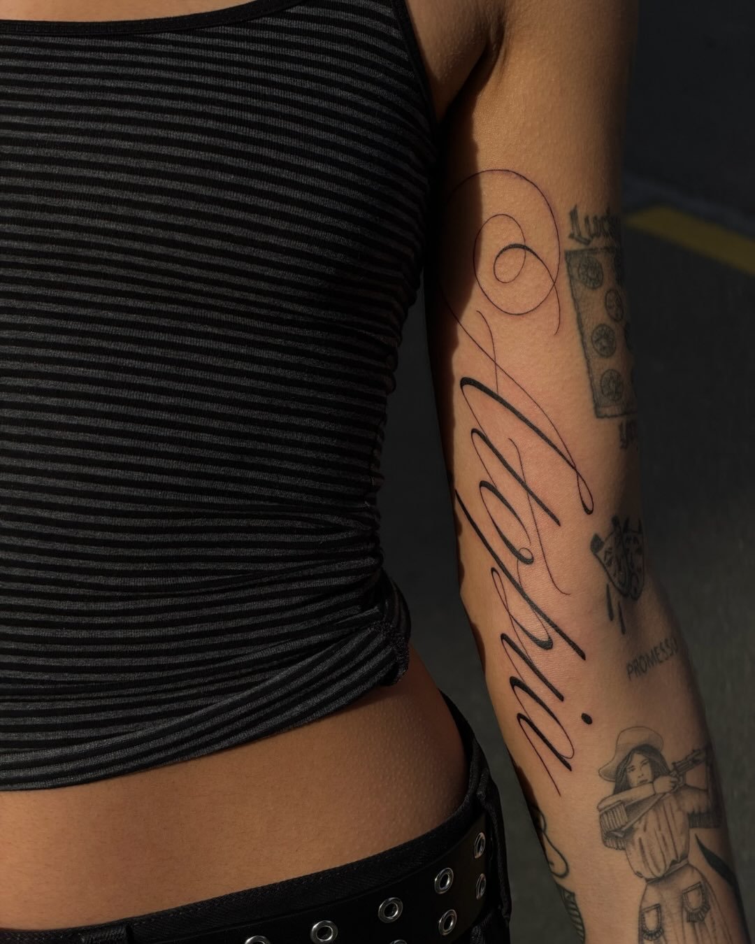 Tatuaje de frase en antebrazo, línea fina Sinkply Madrid