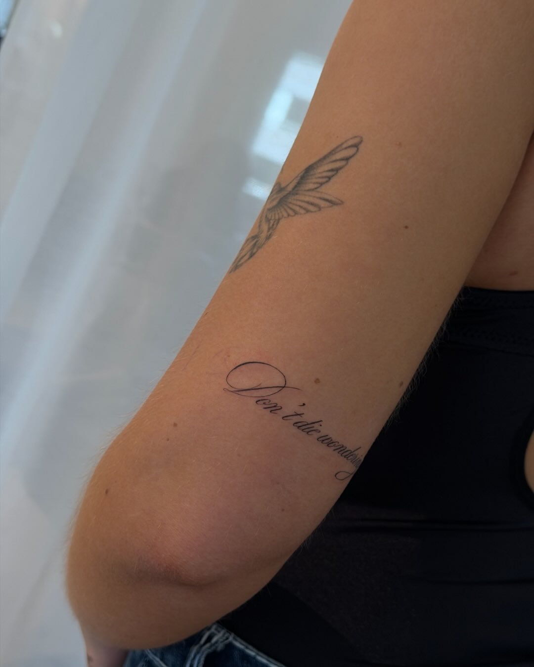 Tatuaje de frase en antebrazo, línea fina Sinkply Madrid