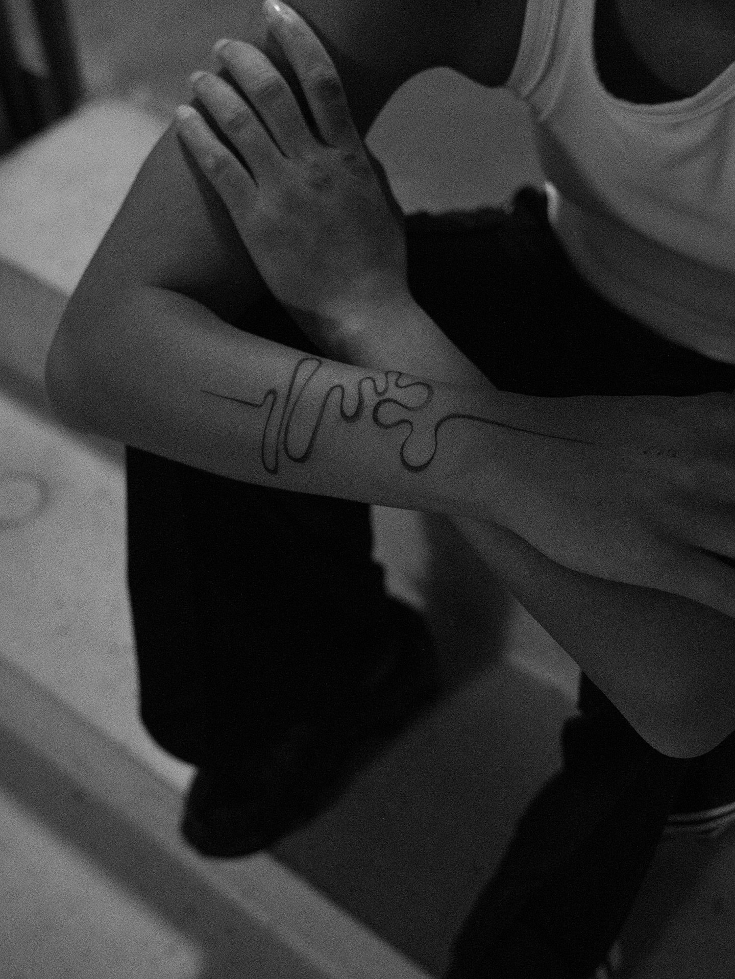 Tatuaje de frase en antebrazo, línea fina Sinkply Madrid