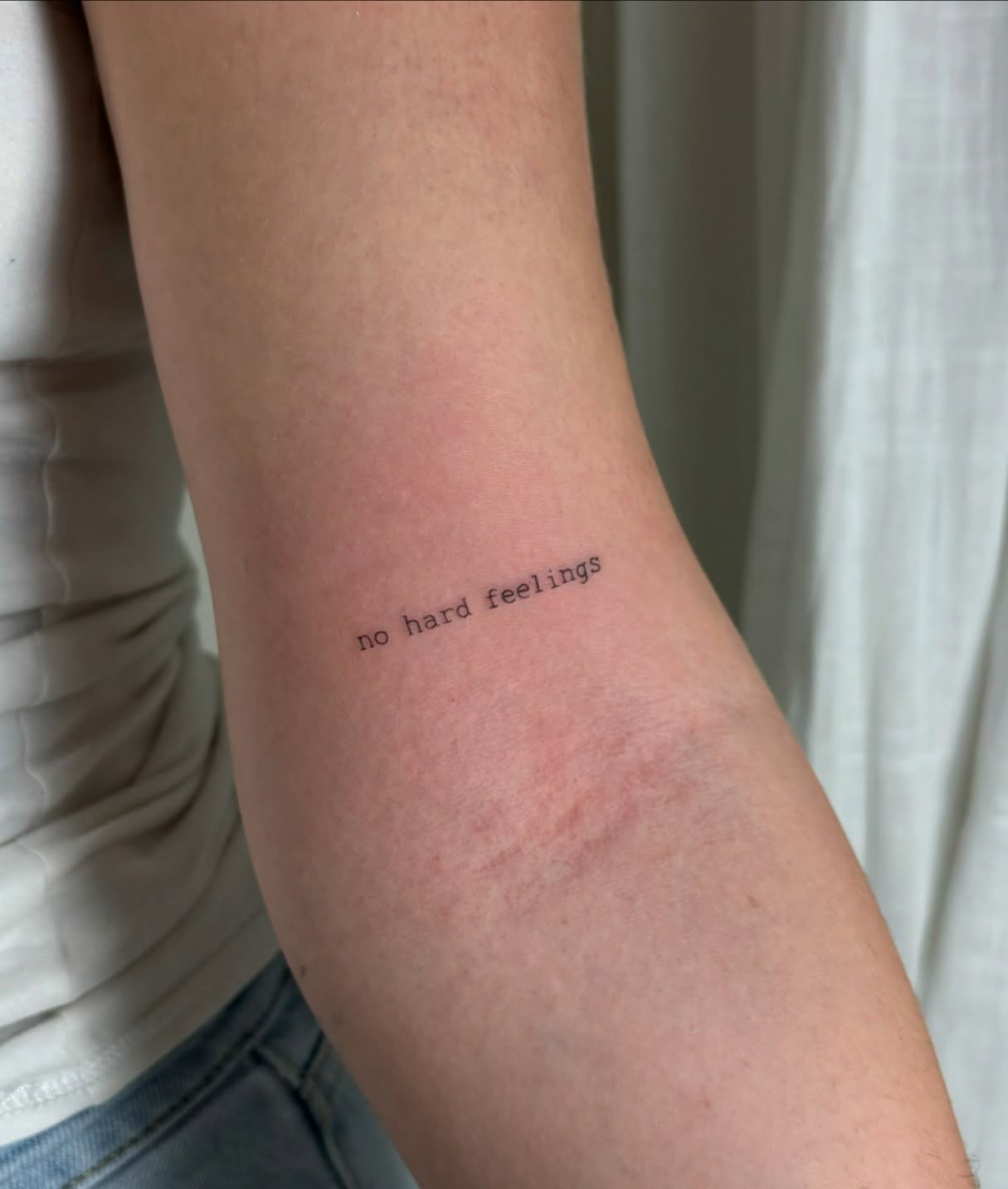 Tatuaje de frase en antebrazo, línea fina Sinkply Madrid