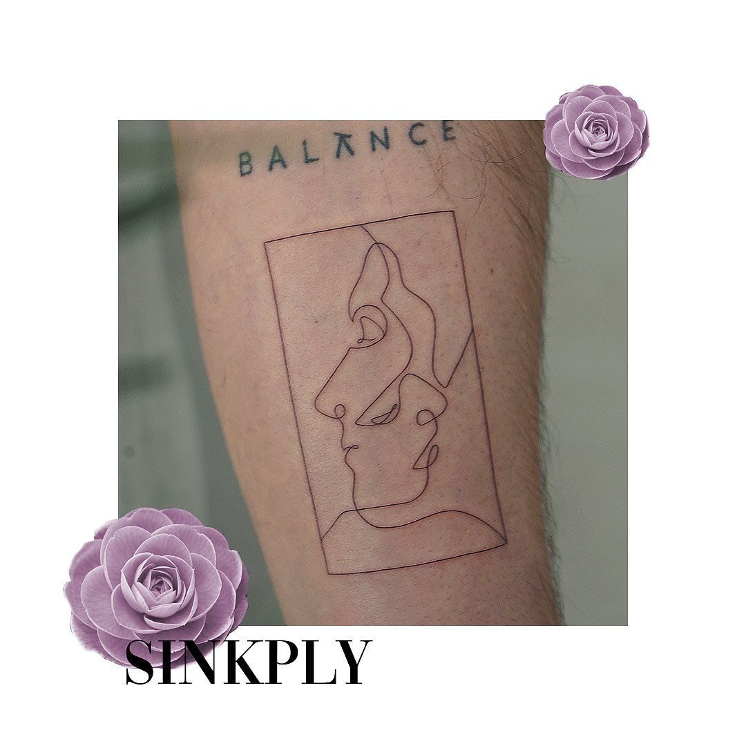 Tatuaje de frase en antebrazo, línea fina Sinkply Madrid