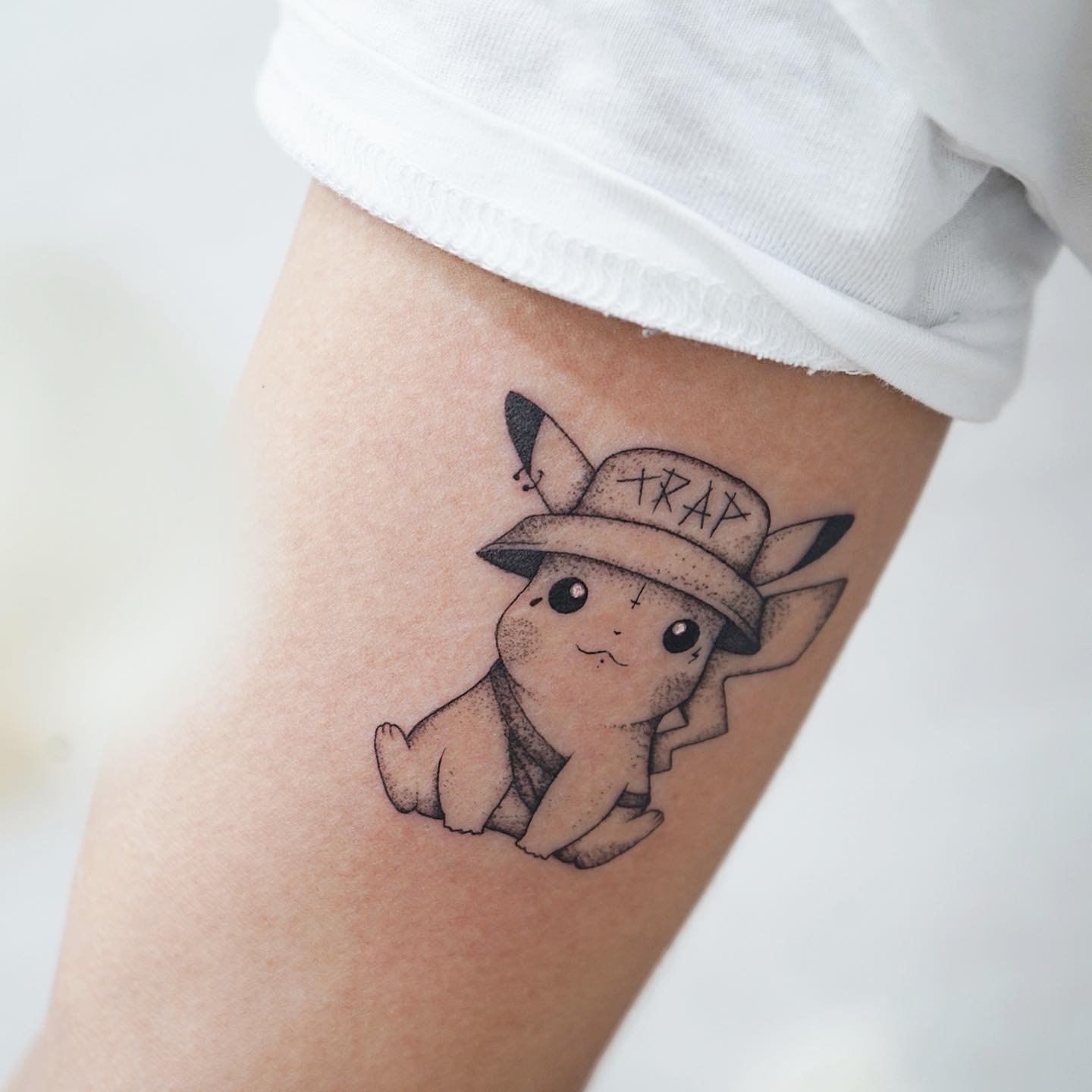 Tatuaje de frase en antebrazo, línea fina Sinkply Madrid