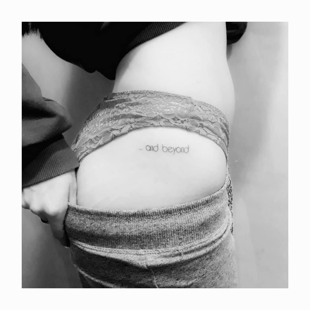 Tatuaje de frase en antebrazo, línea fina Sinkply Madrid