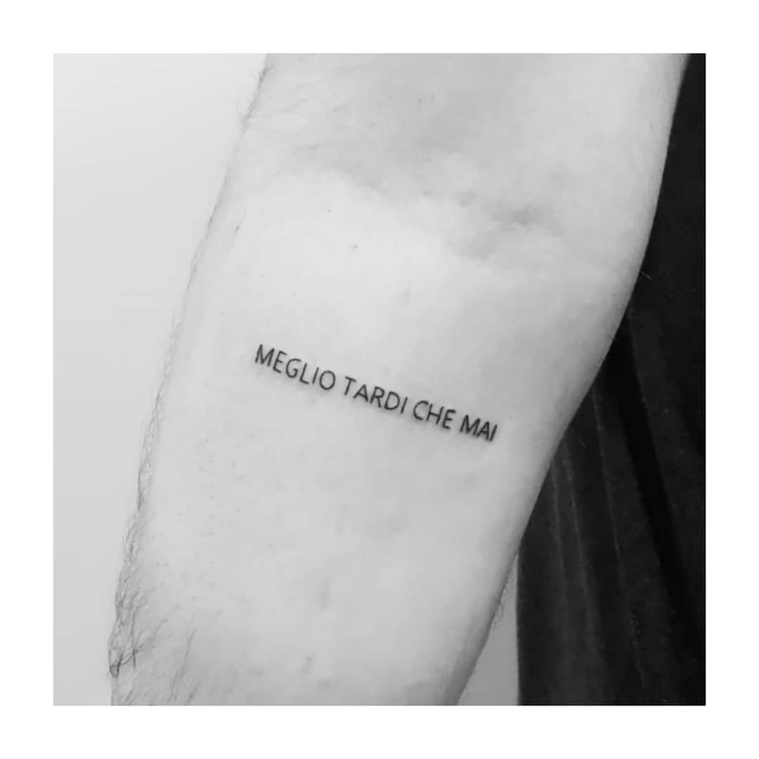 Tatuaje de frase en antebrazo, línea fina Sinkply Madrid