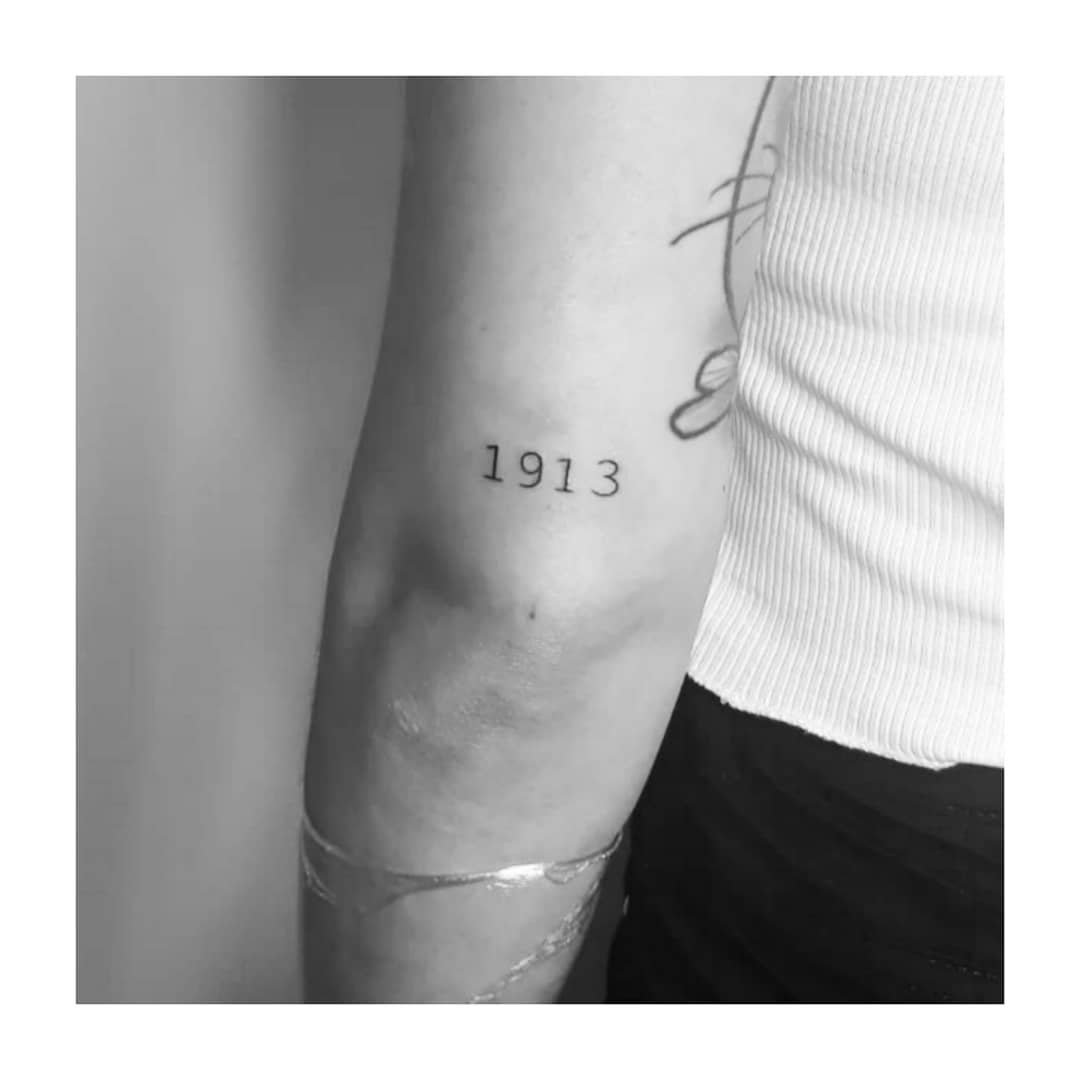 Tatuaje de frase en antebrazo, línea fina Sinkply Madrid