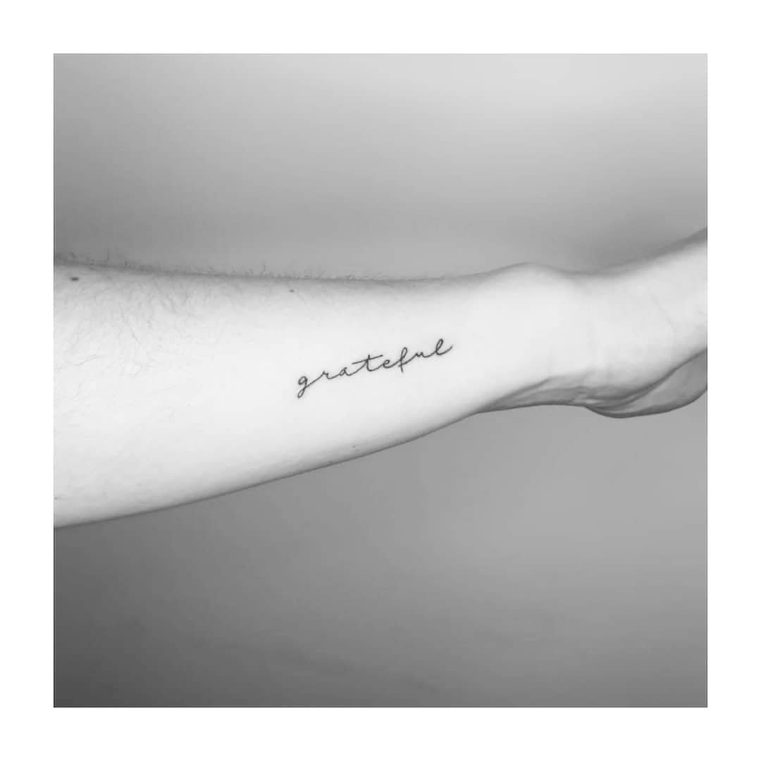 Tatuaje de frase en antebrazo, línea fina Sinkply Madrid