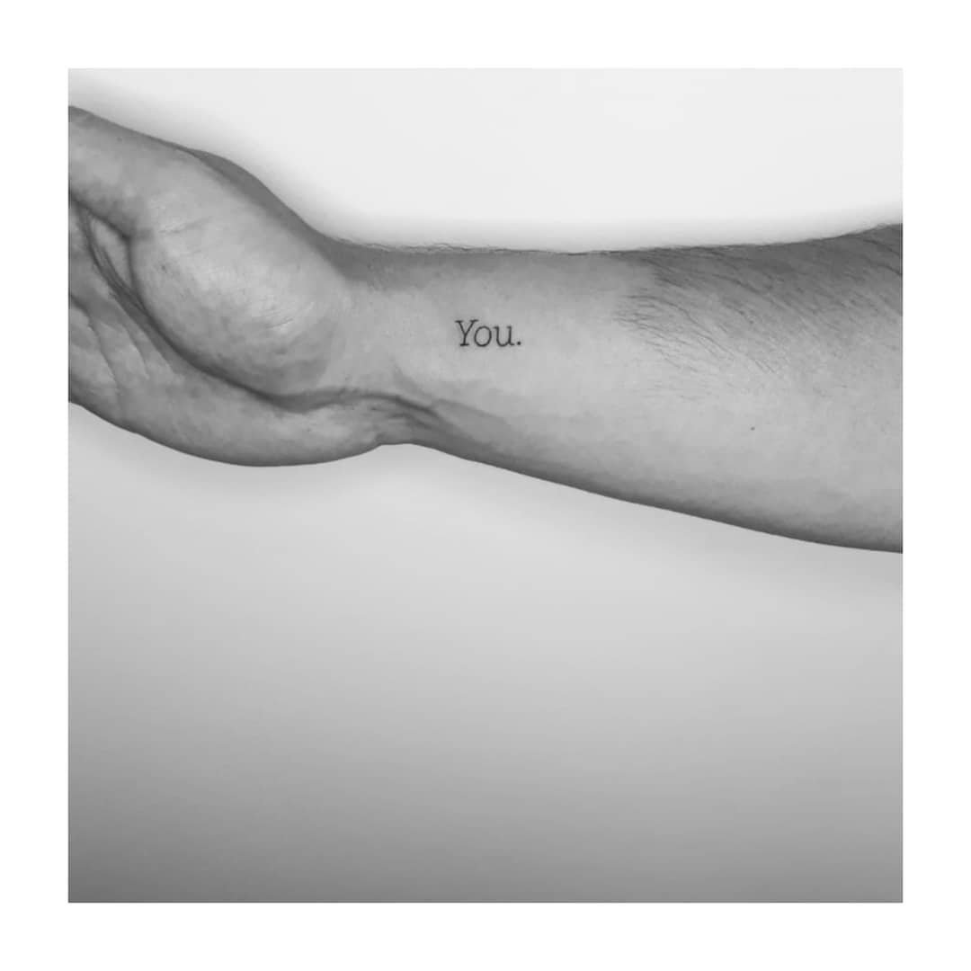 Tatuaje de frase en antebrazo, línea fina Sinkply Madrid