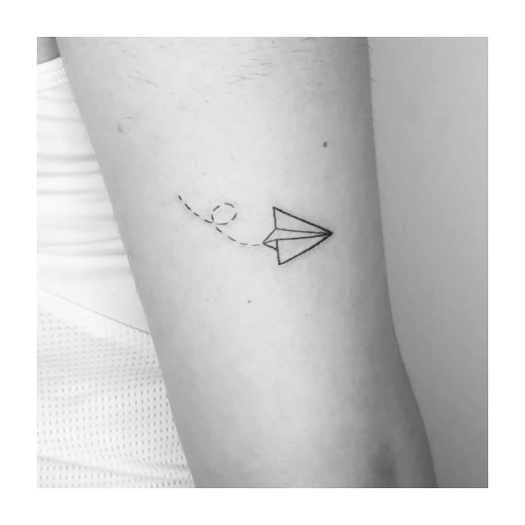 Tatuaje de frase en antebrazo, línea fina Sinkply Madrid