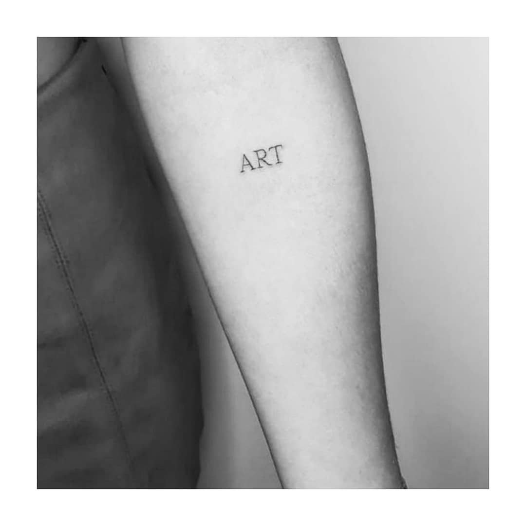 Tatuaje de frase en antebrazo, línea fina Sinkply Madrid