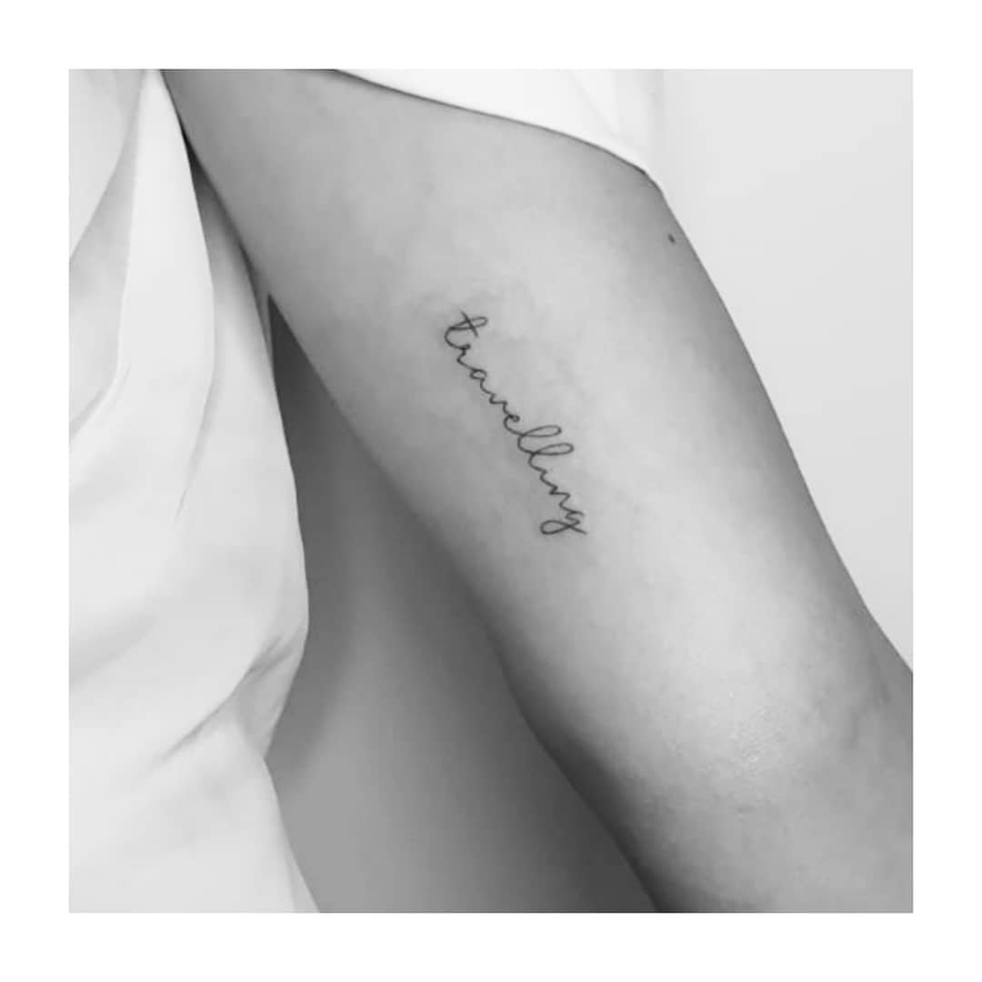 Tatuaje de frase en antebrazo, línea fina Sinkply Madrid