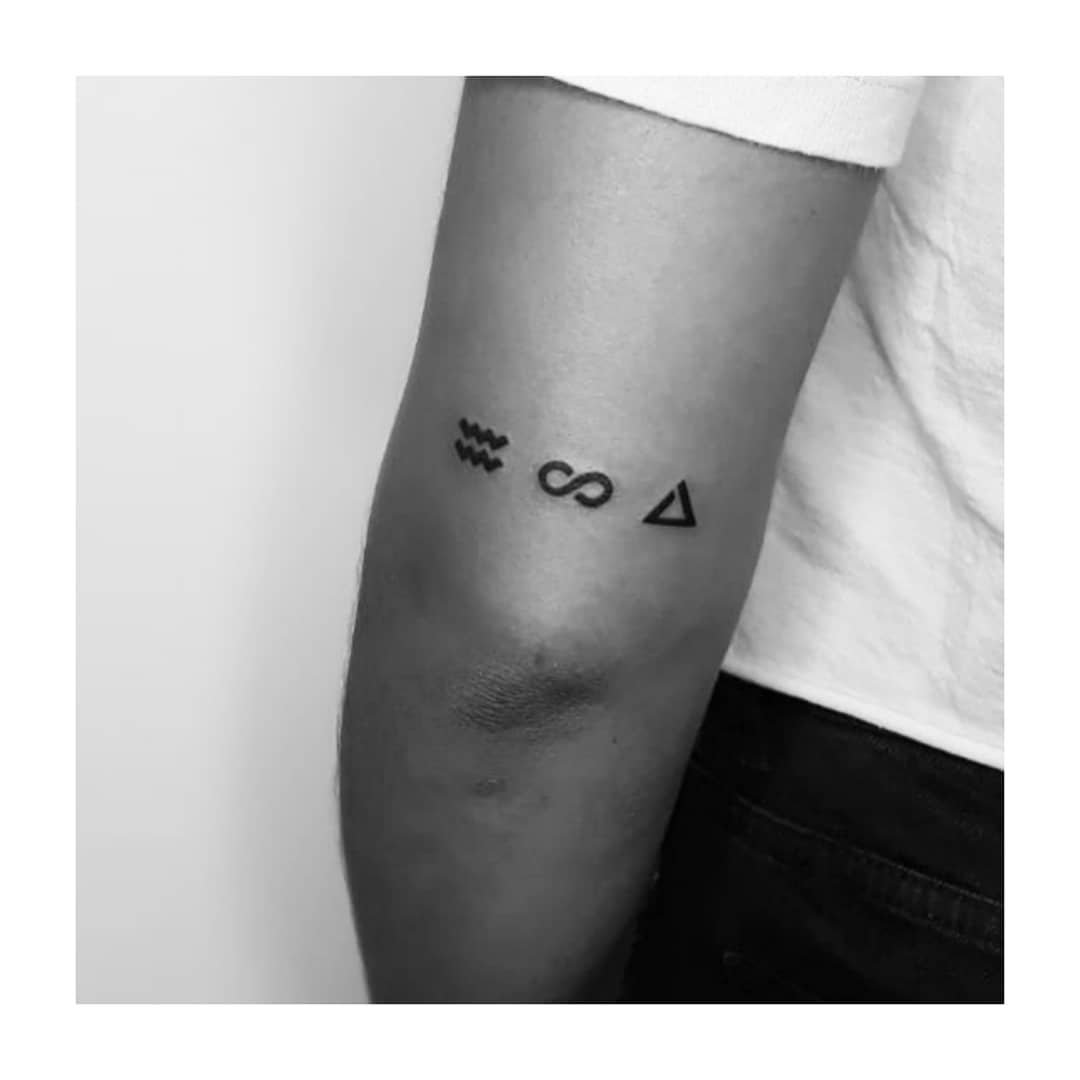 Tatuaje de frase en antebrazo, línea fina Sinkply Madrid