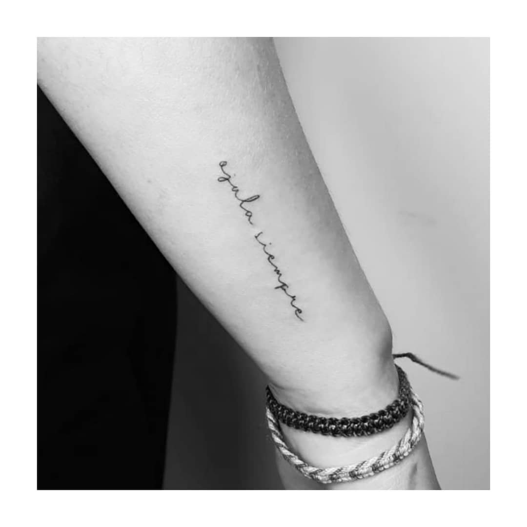 Tatuaje de frase en antebrazo, línea fina Sinkply Madrid