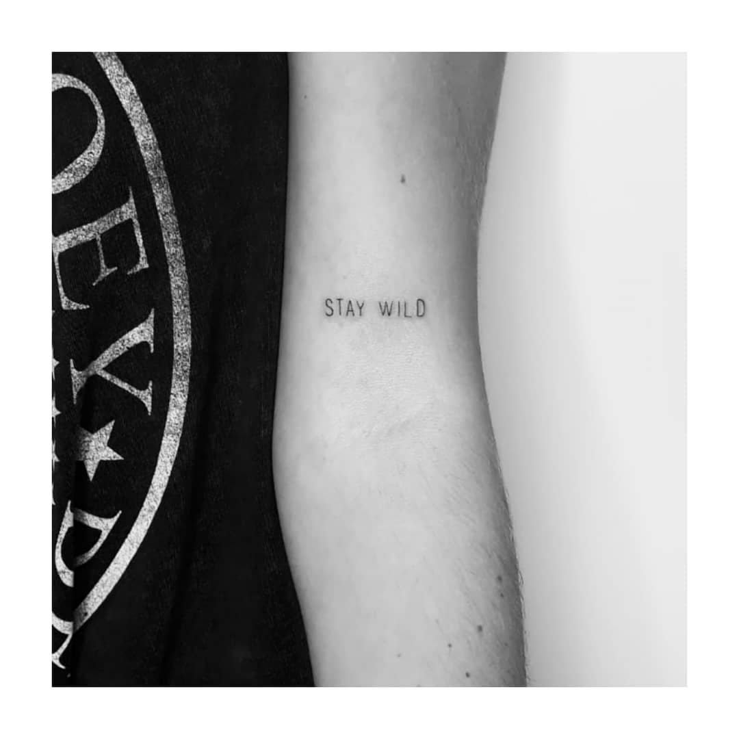 Tatuaje de frase en antebrazo, línea fina Sinkply Madrid