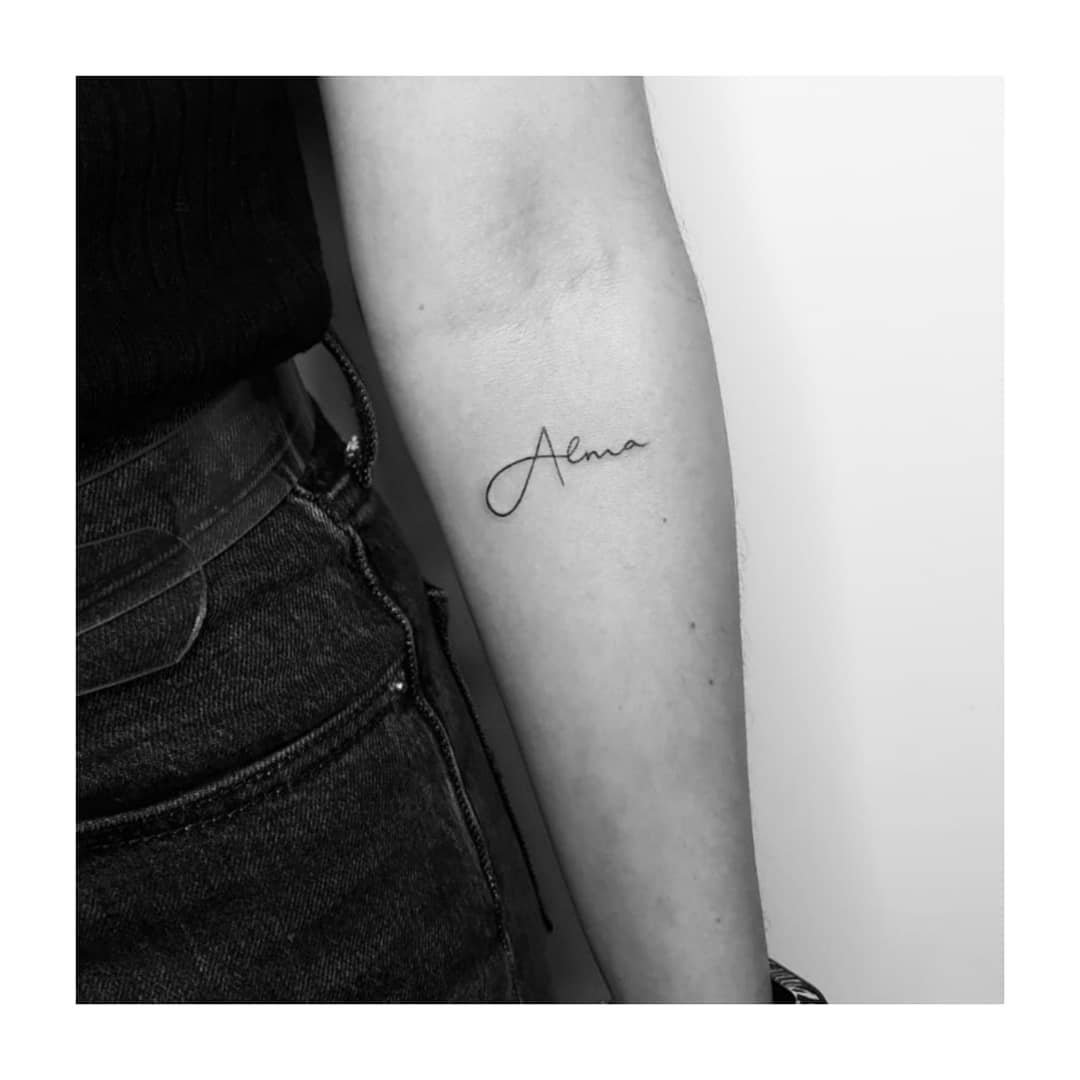 Tatuaje de frase en antebrazo, línea fina Sinkply Madrid