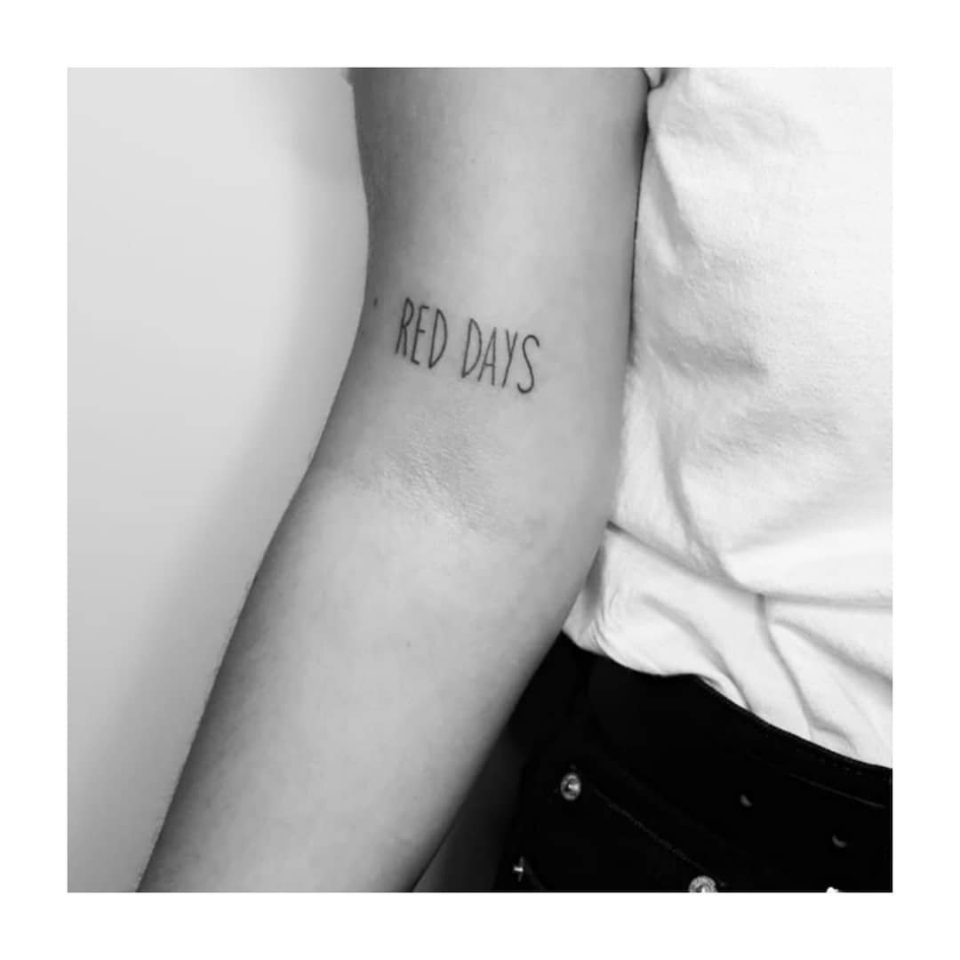 Tatuaje de frase en antebrazo, línea fina Sinkply Madrid