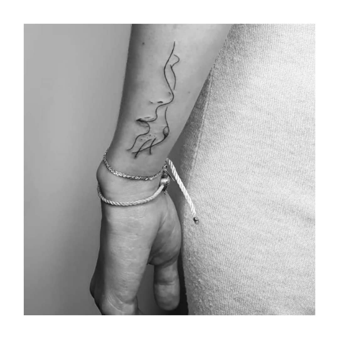 Tatuaje de frase en antebrazo, línea fina Sinkply Madrid