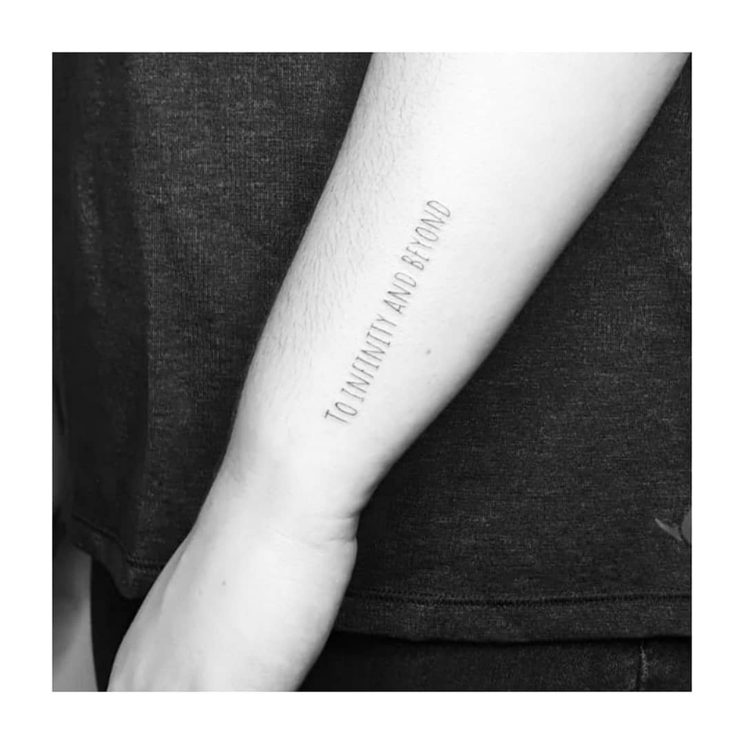 Tatuaje de frase en antebrazo, línea fina Sinkply Madrid