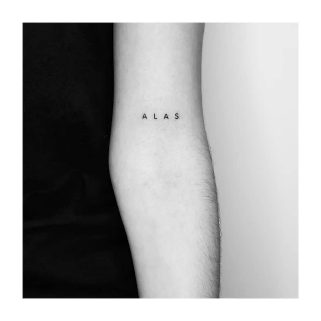 Tatuaje de frase en antebrazo, línea fina Sinkply Madrid