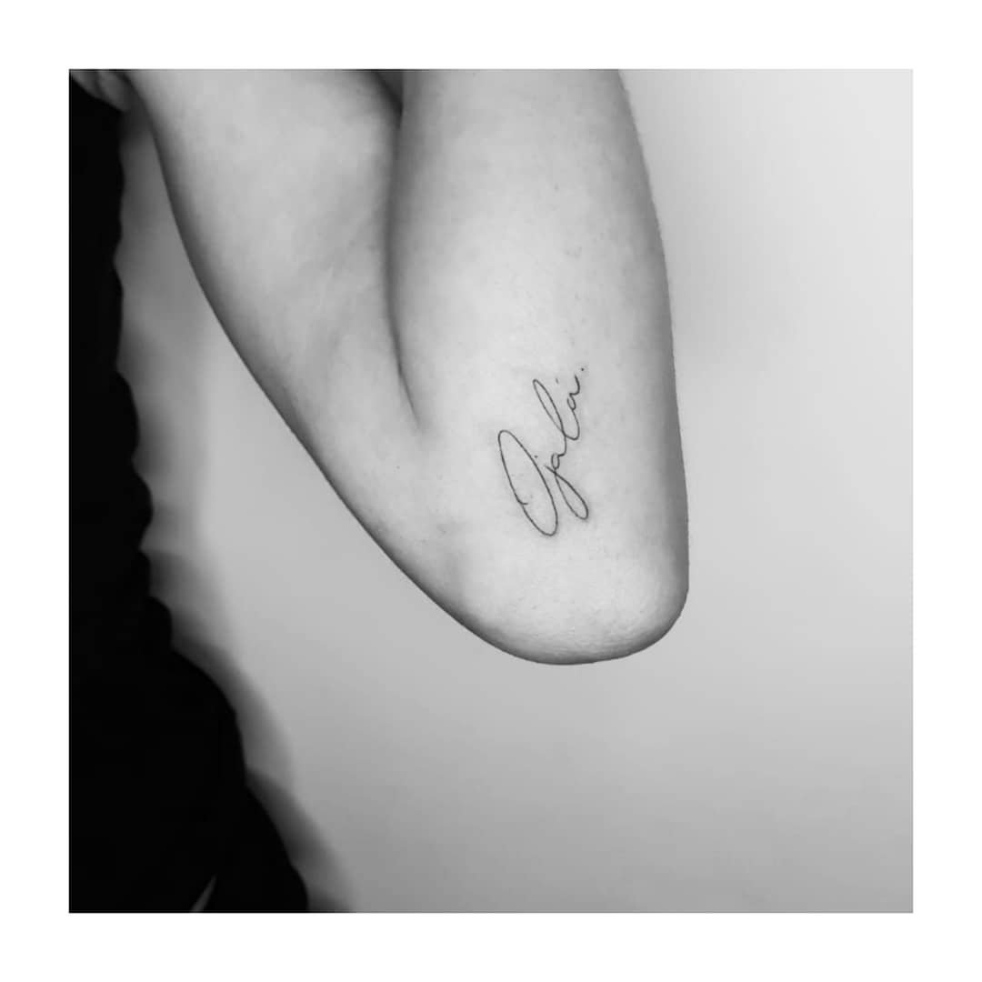 Tatuaje de frase en antebrazo, línea fina Sinkply Madrid