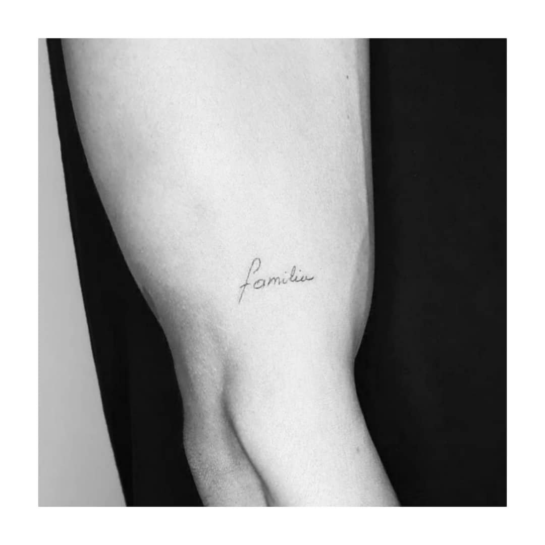 Tatuaje de frase en antebrazo, línea fina Sinkply Madrid