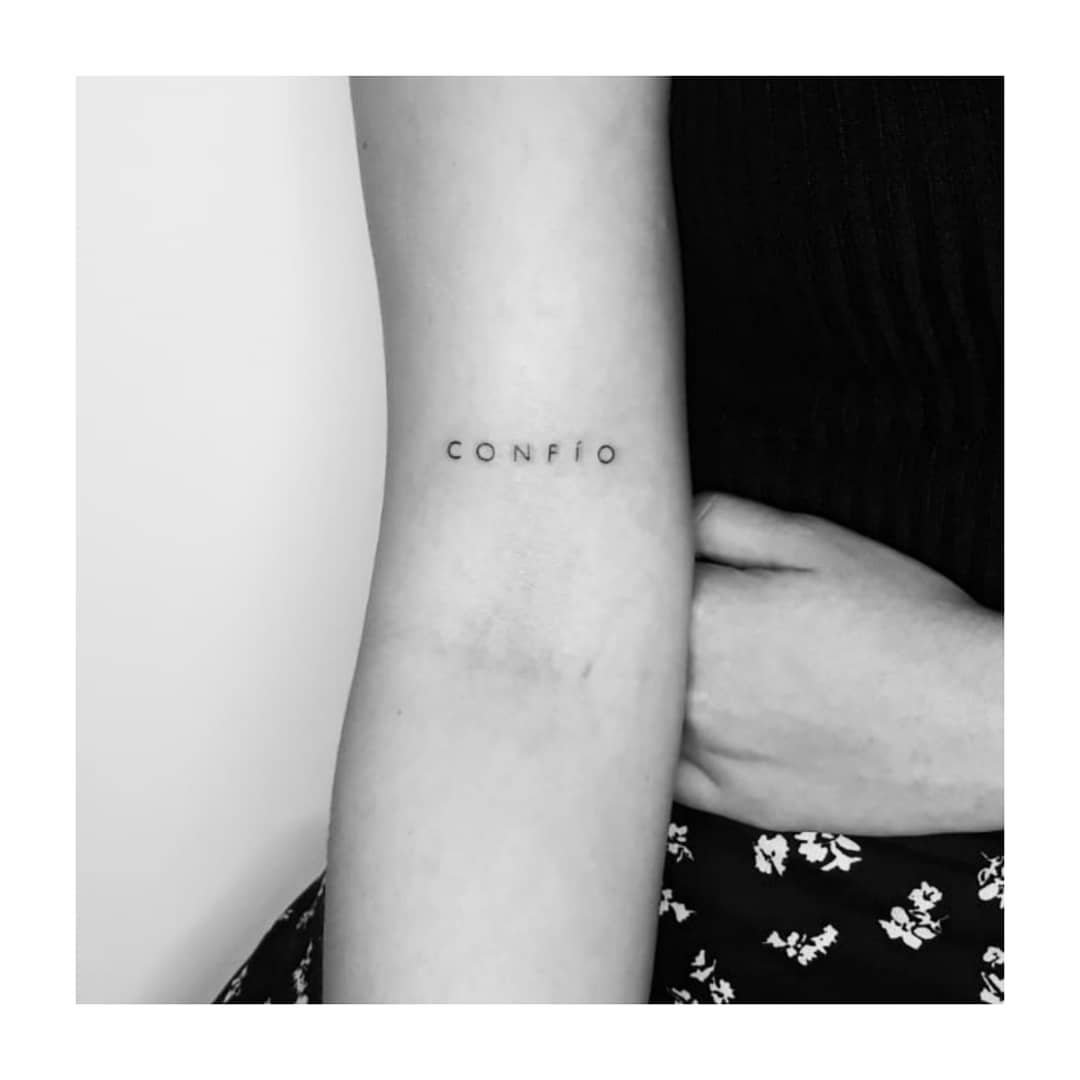 Tatuaje de frase en antebrazo, línea fina Sinkply Madrid
