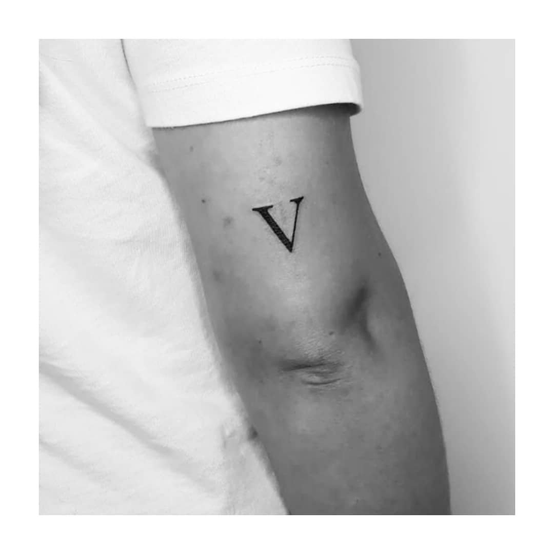 Tatuaje de frase en antebrazo, línea fina Sinkply Madrid