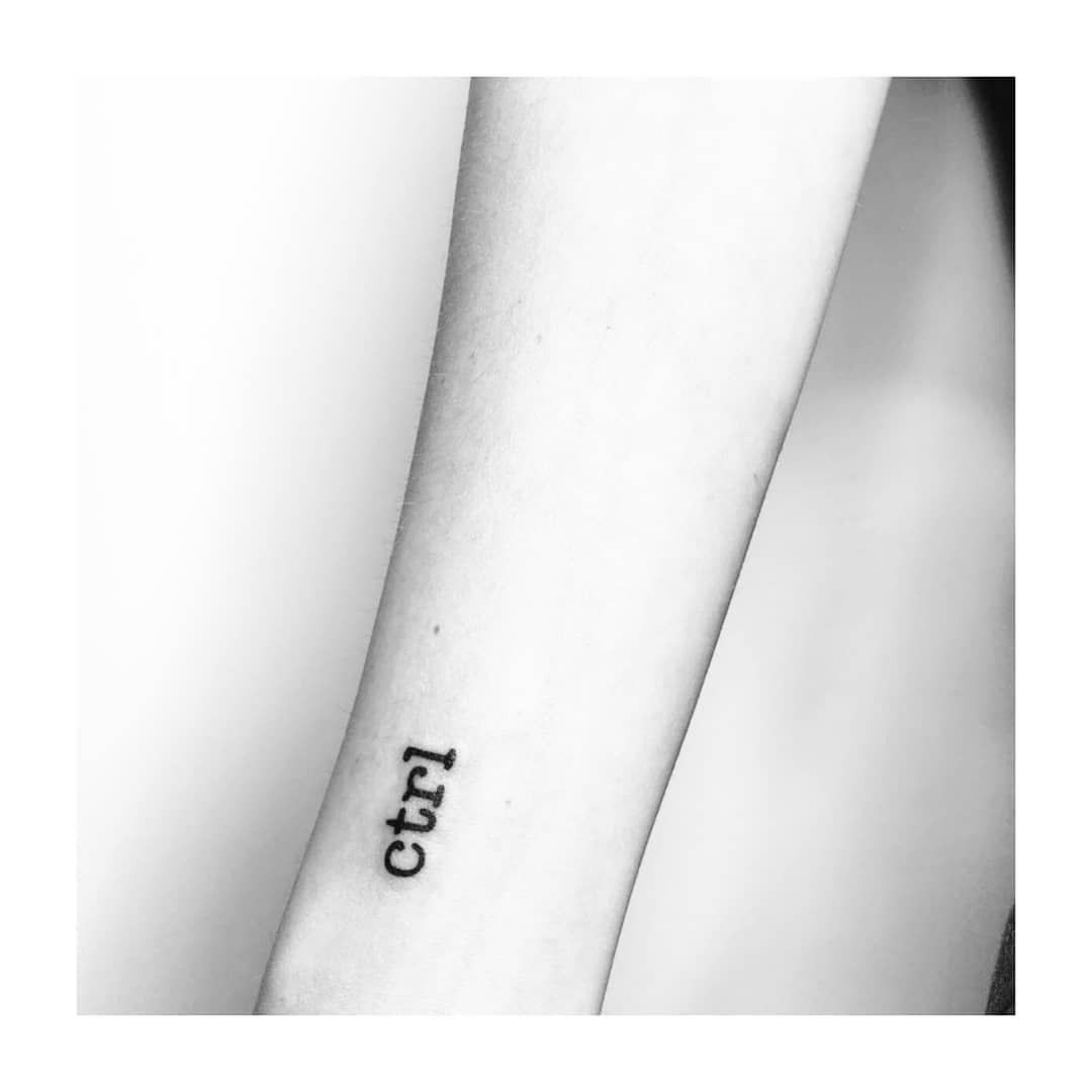 Tatuaje de frase en antebrazo, línea fina Sinkply Madrid