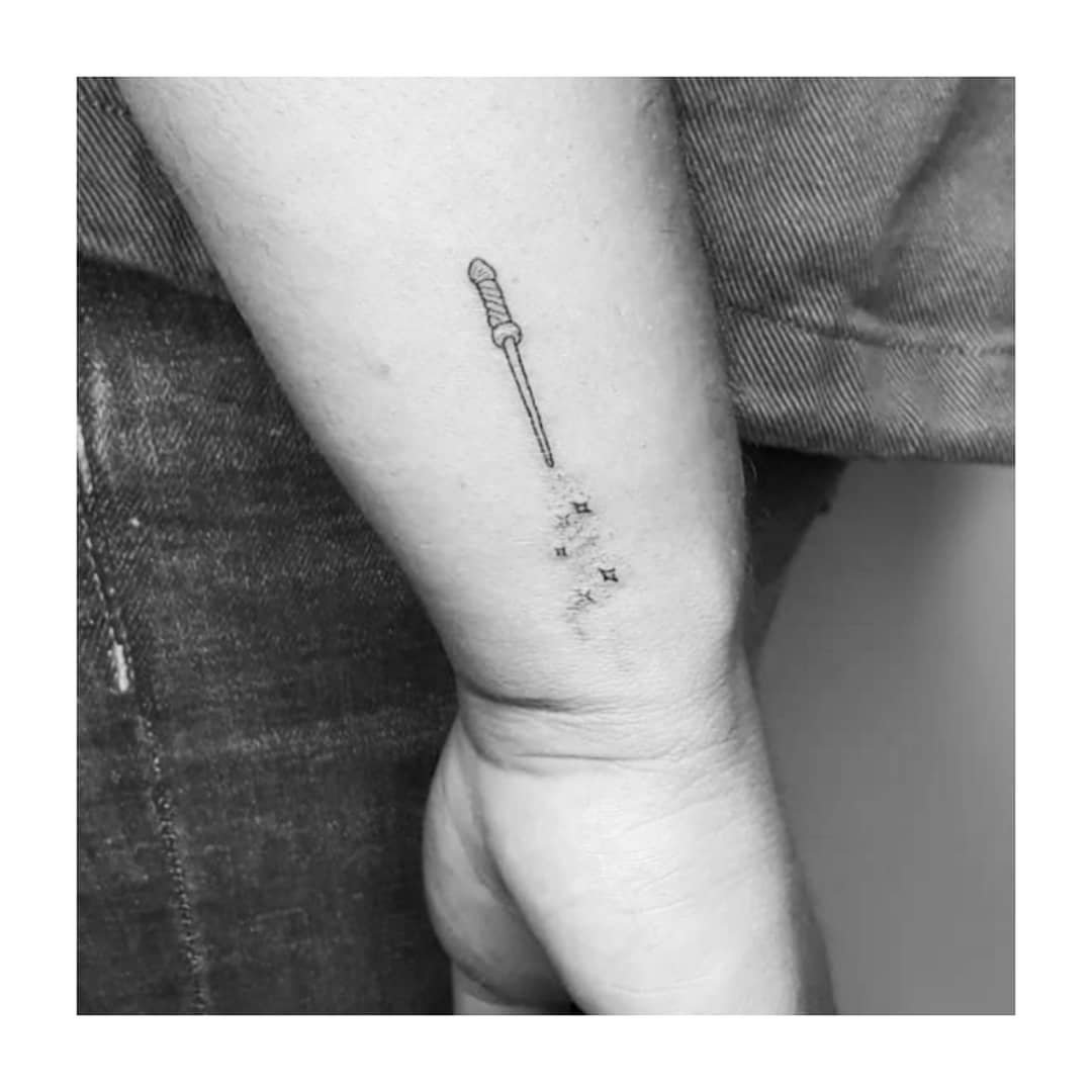 Tatuaje de frase en antebrazo, línea fina Sinkply Madrid