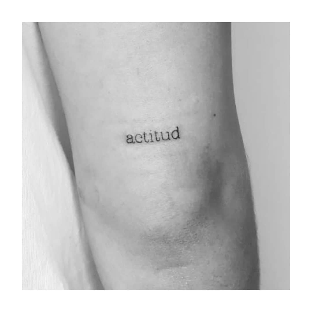 Tatuaje de frase en antebrazo, línea fina Sinkply Madrid