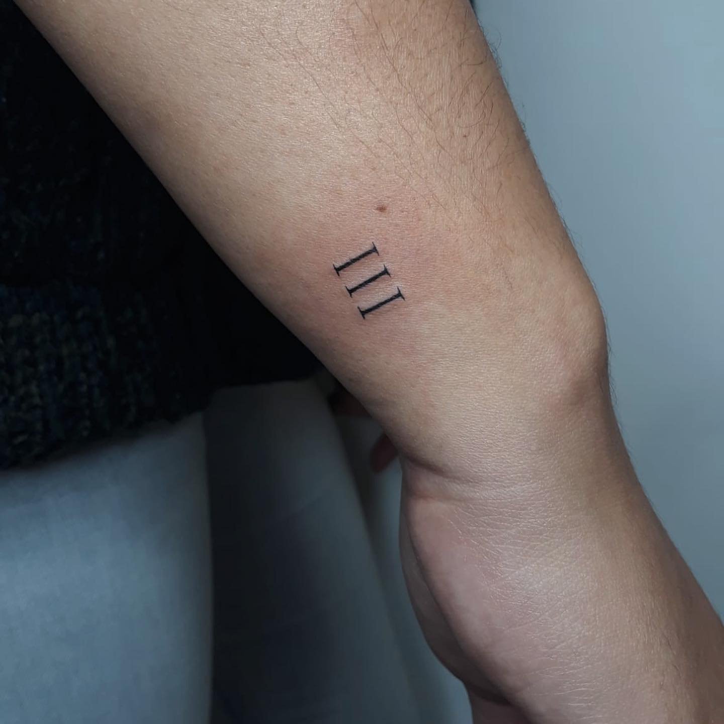 Tatuaje de frase en antebrazo, línea fina Sinkply Madrid