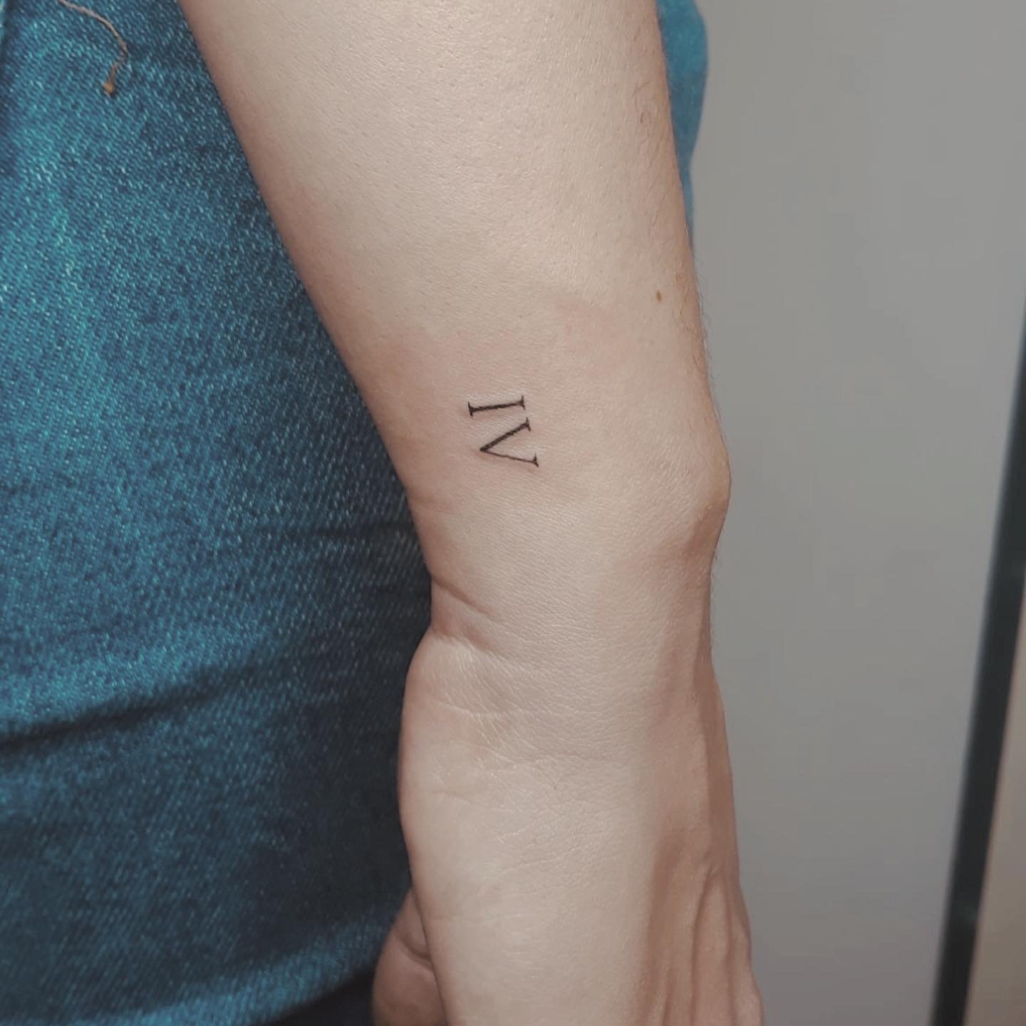 Tatuaje de frase en antebrazo, línea fina Sinkply Madrid